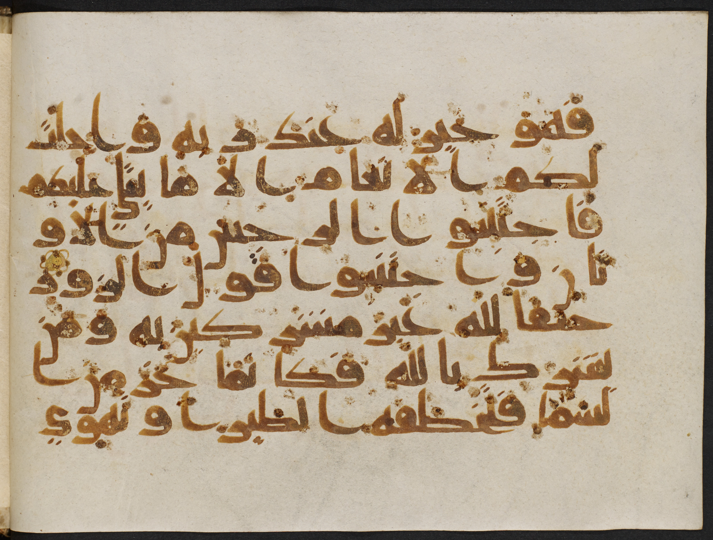Copenhagen, Det Kongelige Bibliotek, Cod. Arab. 36 (Scan 2), in kūfī D.I script, showing Surah 22:30 from Mid 8th to Late 10th Century AD found in Egypt, currently housed at Det Kongelige Bibliotek (The Royal Library), Copenhagen