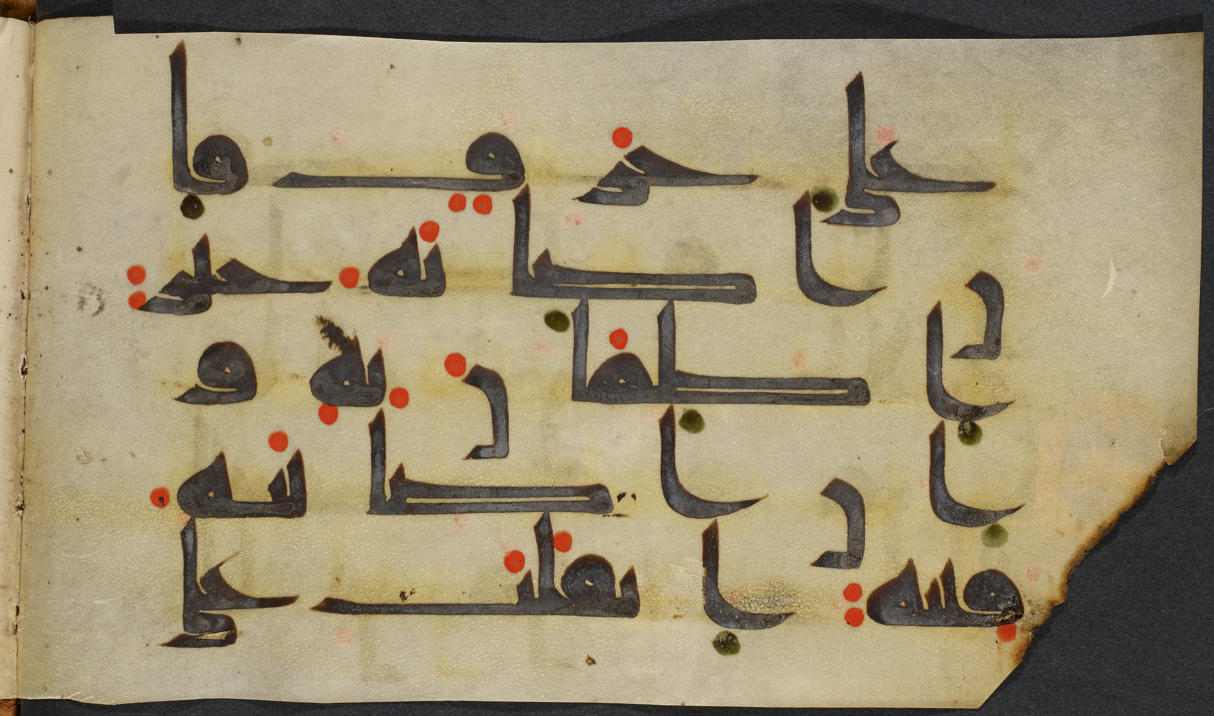 Copenhagen, Det Kongelige Bibliotek, Cod. Arab. 36 (Scan 5), in kūfī D.I script, showing Surah 22:11 from Mid 8th to Late 10th Century AD found in Egypt, currently housed at Det Kongelige Bibliotek (The Royal Library), Copenhagen
