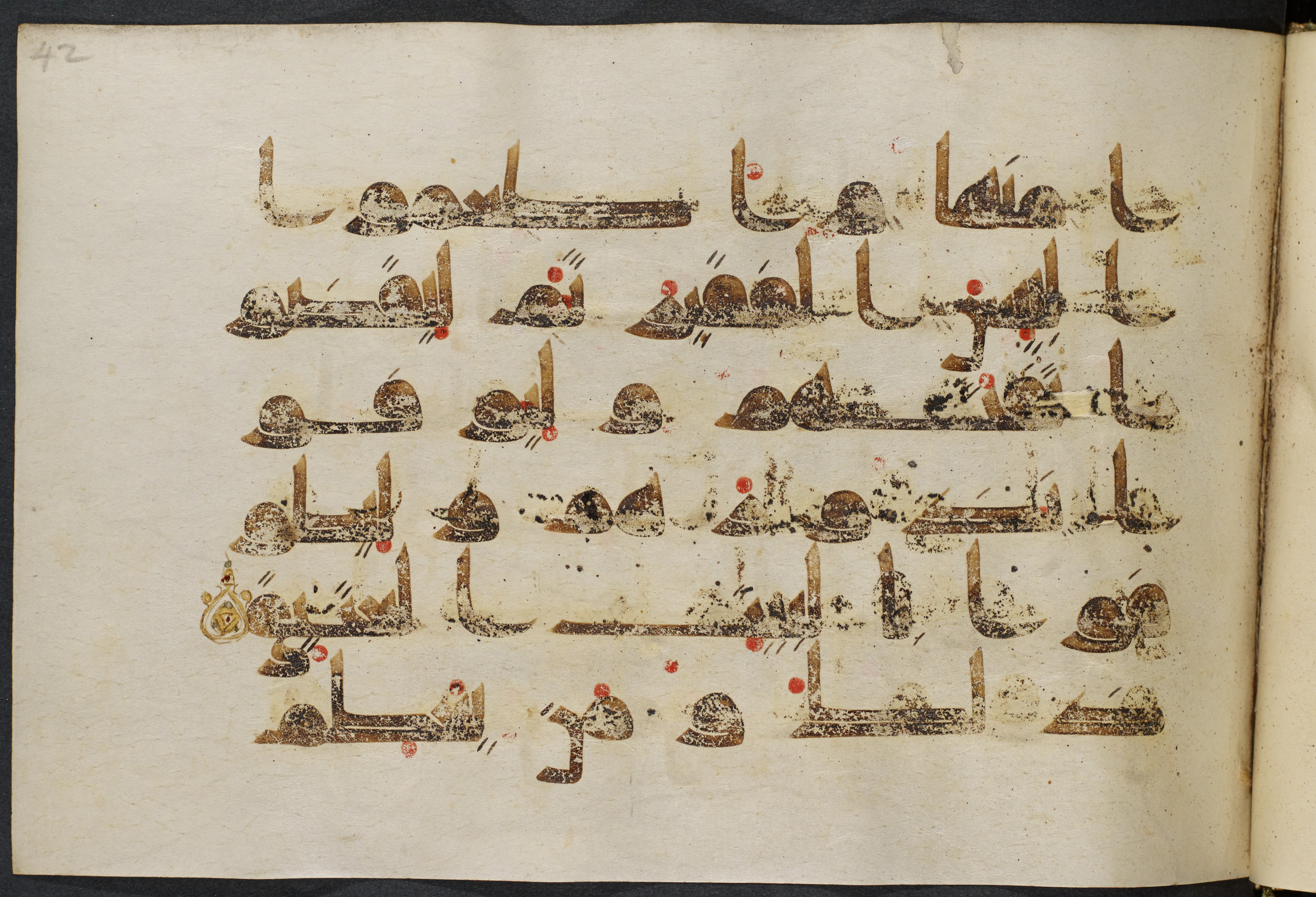 Copenhagen, Det Kongelige Bibliotek, Cod. Arab. 36 (Scan 2), in kūfī D.I script, showing Surah 22:29 from Mid 8th to Late 10th Century AD found in Egypt, currently housed at Det Kongelige Bibliotek (The Royal Library), Copenhagen