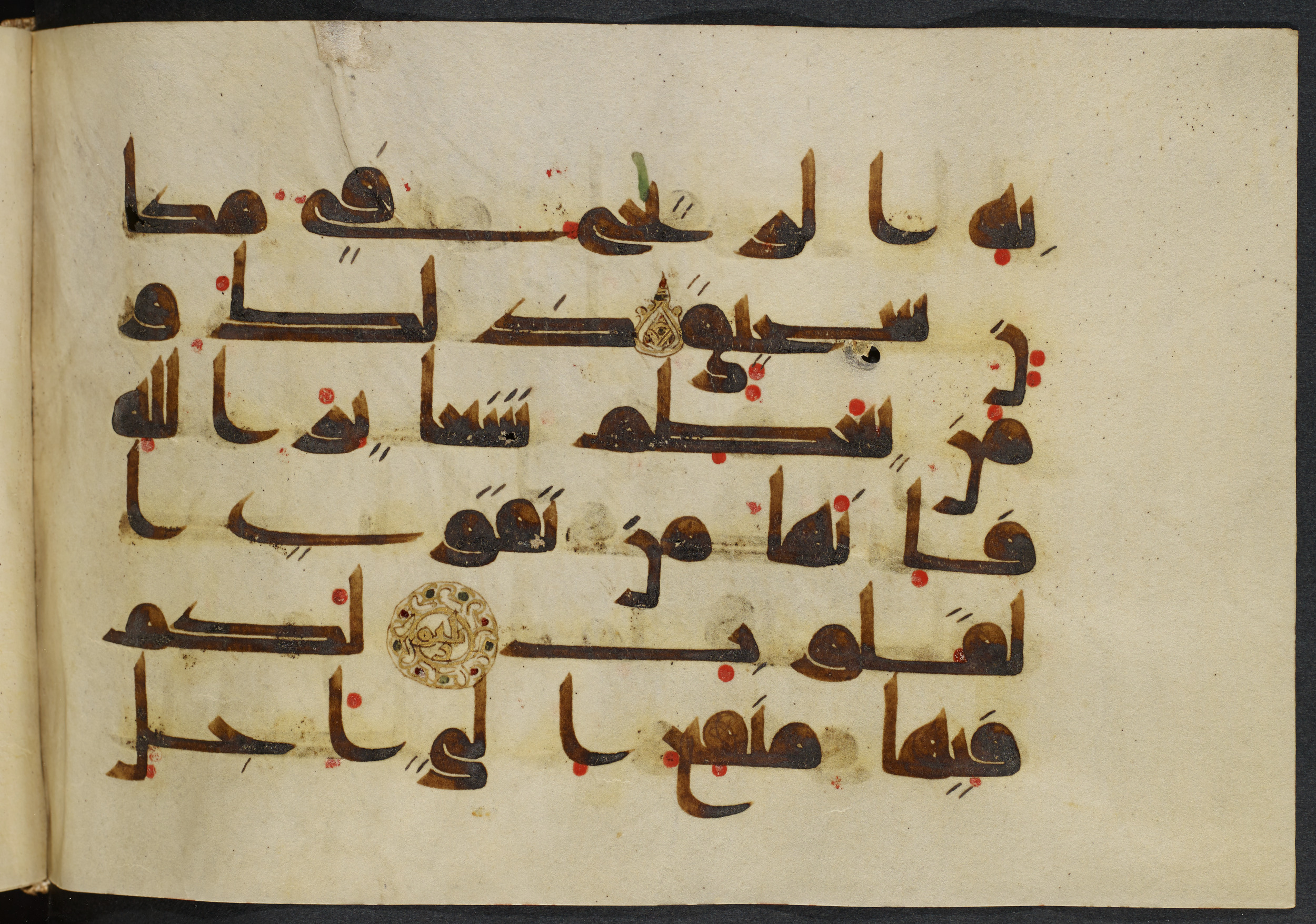 Copenhagen, Det Kongelige Bibliotek, Cod. Arab. 36 (Scan 1), in kūfī D.I script, showing Surah 22:33 from Mid 8th to Late 10th Century AD found in Egypt, currently housed at Det Kongelige Bibliotek (The Royal Library), Copenhagen