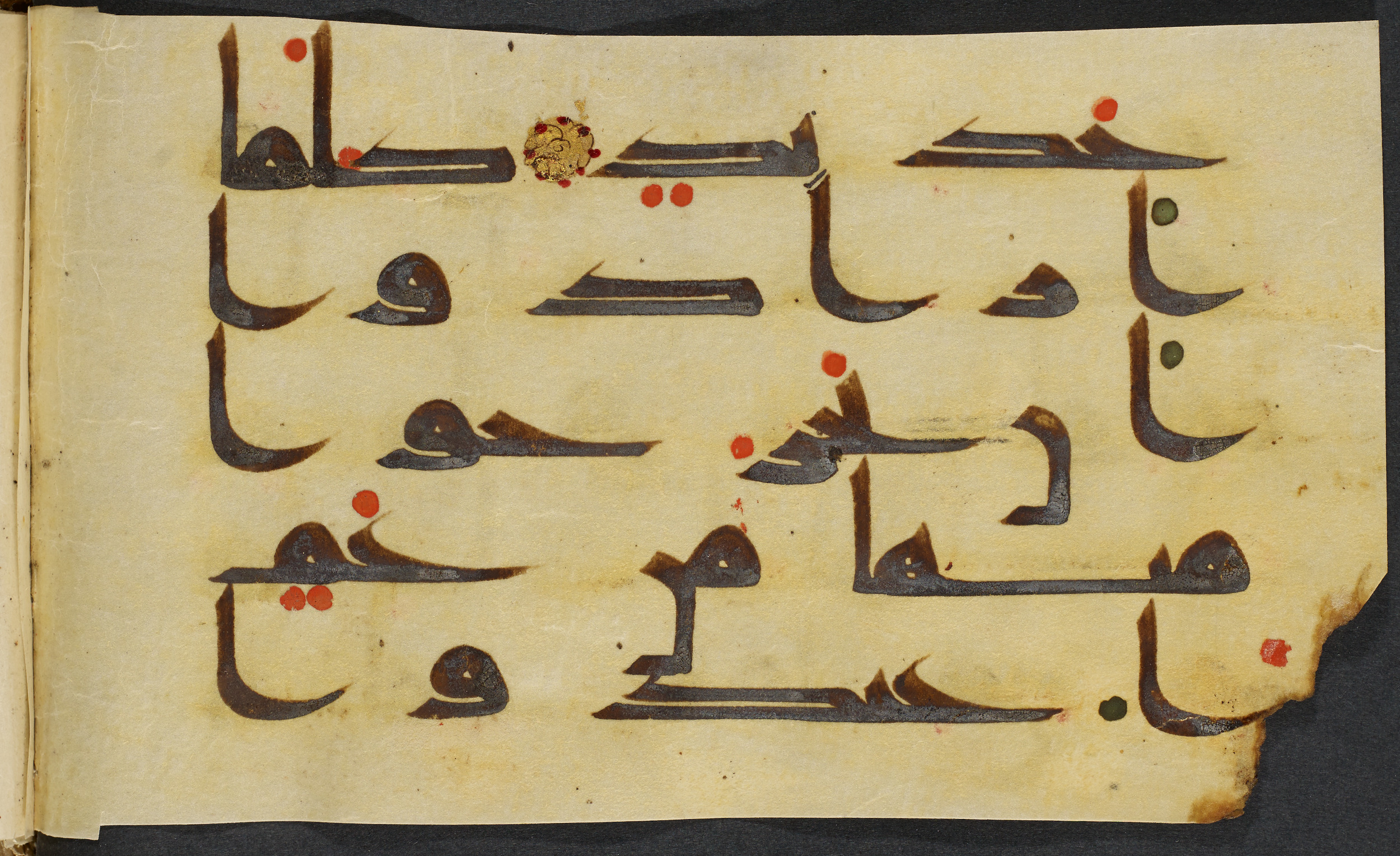 Copenhagen, Det Kongelige Bibliotek, Cod. Arab. 36 (Scan 4), in kūfī D.I script, showing Surah 22:21 from Mid 8th to Late 10th Century AD found in Egypt, currently housed at Det Kongelige Bibliotek (The Royal Library), Copenhagen