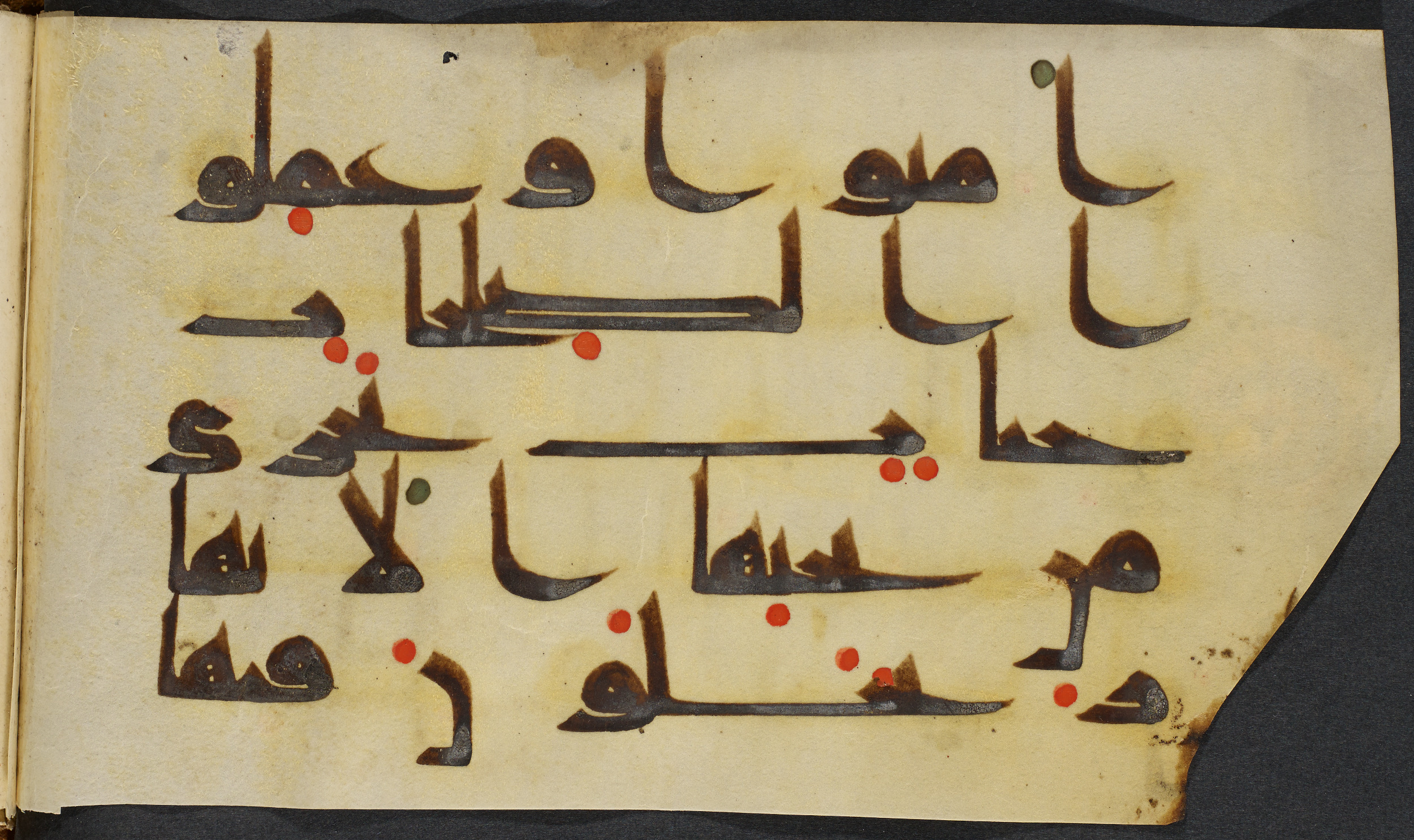 Copenhagen, Det Kongelige Bibliotek, Cod. Arab. 36 (Scan 5), in kūfī D.I script, showing Surah 22:23 from Mid 8th to Late 10th Century AD found in Egypt, currently housed at Det Kongelige Bibliotek (The Royal Library), Copenhagen