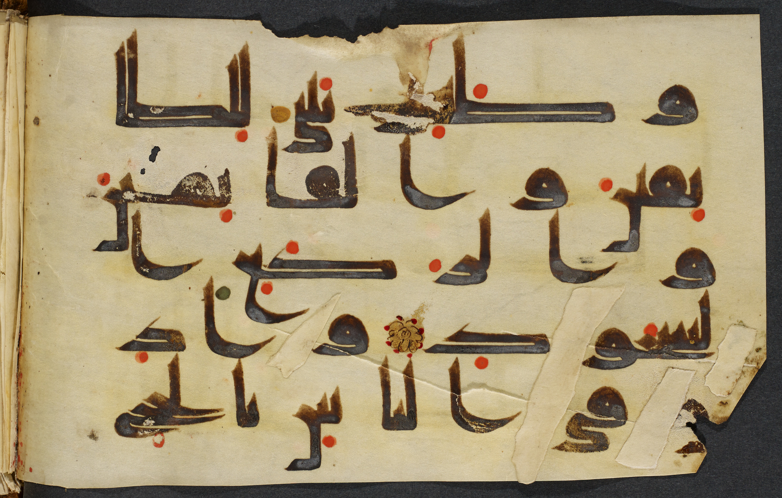 Copenhagen, Det Kongelige Bibliotek, Cod. Arab. 36 (Scan 4), in kūfī D.I script, showing Surah 22:26 from Mid 8th to Late 10th Century AD found in Egypt, currently housed at Det Kongelige Bibliotek (The Royal Library), Copenhagen