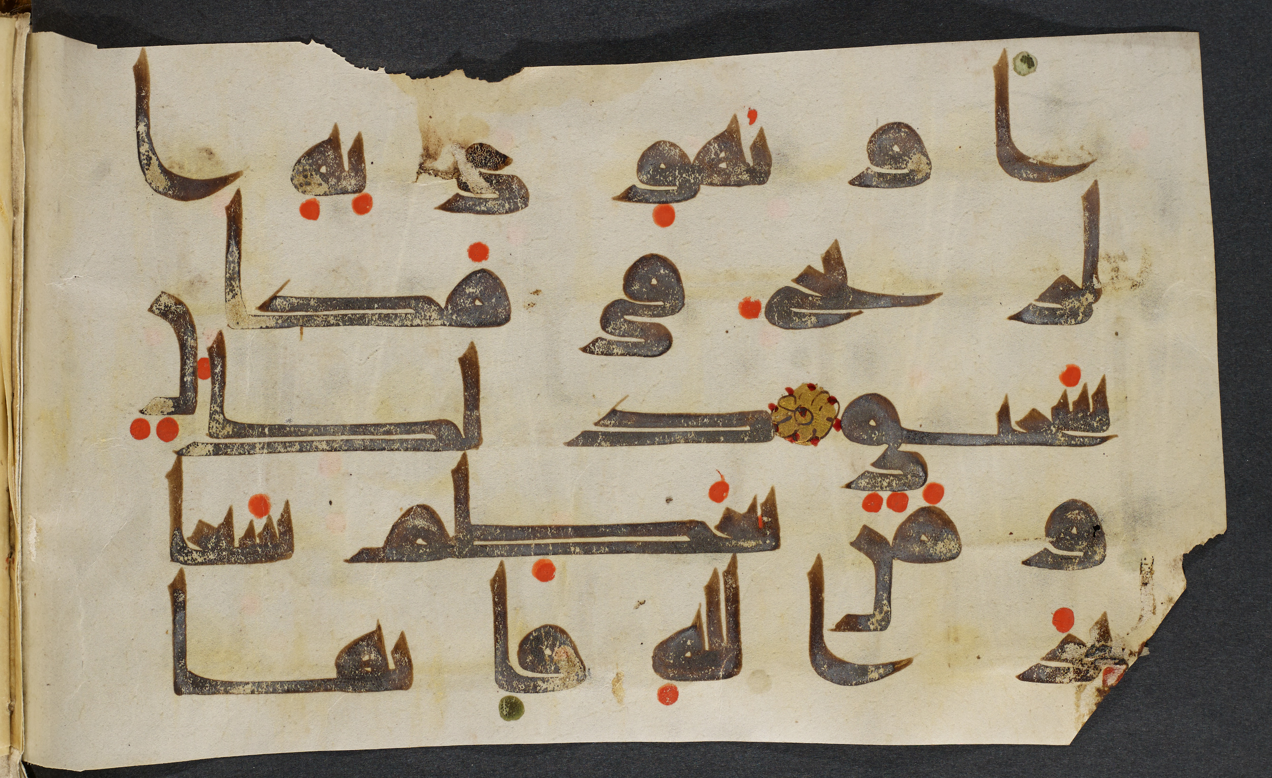 Copenhagen, Det Kongelige Bibliotek, Cod. Arab. 36 (Scan 6), in kūfī D.I script, showing Surah 22:31 from Mid 8th to Late 10th Century AD found in Egypt, currently housed at Det Kongelige Bibliotek (The Royal Library), Copenhagen