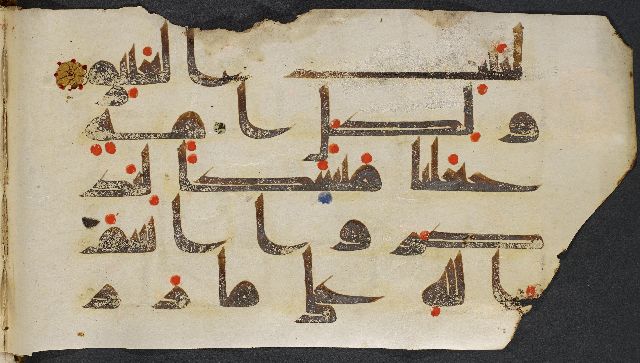 Copenhagen, Det Kongelige Bibliotek, Cod. Arab. 36 (Scan 4), in kūfī D.I script, showing Surah 22:33 from Mid 8th to Late 10th Century AD found in Egypt, currently housed at Det Kongelige Bibliotek (The Royal Library), Copenhagen