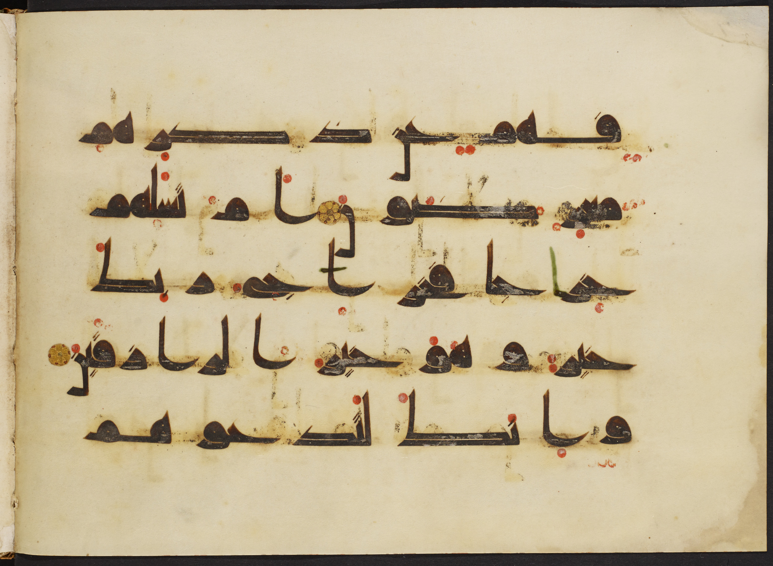 Copenhagen, Det Kongelige Bibliotek, Cod. Arab. 36 (Scan 2), in kūfī D.I script, showing Surah 23:71 from Mid 8th to Late 10th Century AD found in Egypt, currently housed at Det Kongelige Bibliotek (The Royal Library), Copenhagen