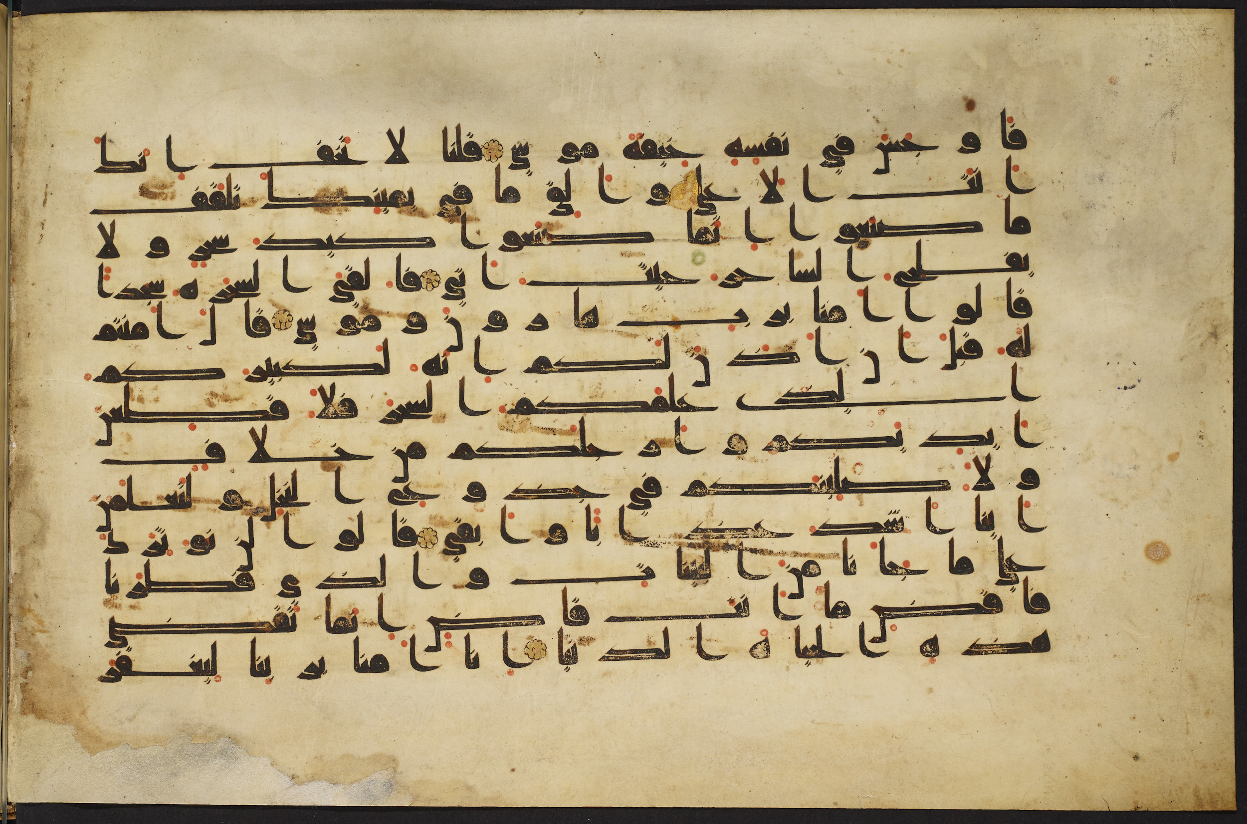 Copenhagen, Det Kongelige Bibliotek, Cod. Arab. 36 (Scan 2), in kūfī D.I script, showing Surah 20:71 from Mid 8th to Late 10th Century AD found in Egypt, currently housed at Det Kongelige Bibliotek (The Royal Library), Copenhagen