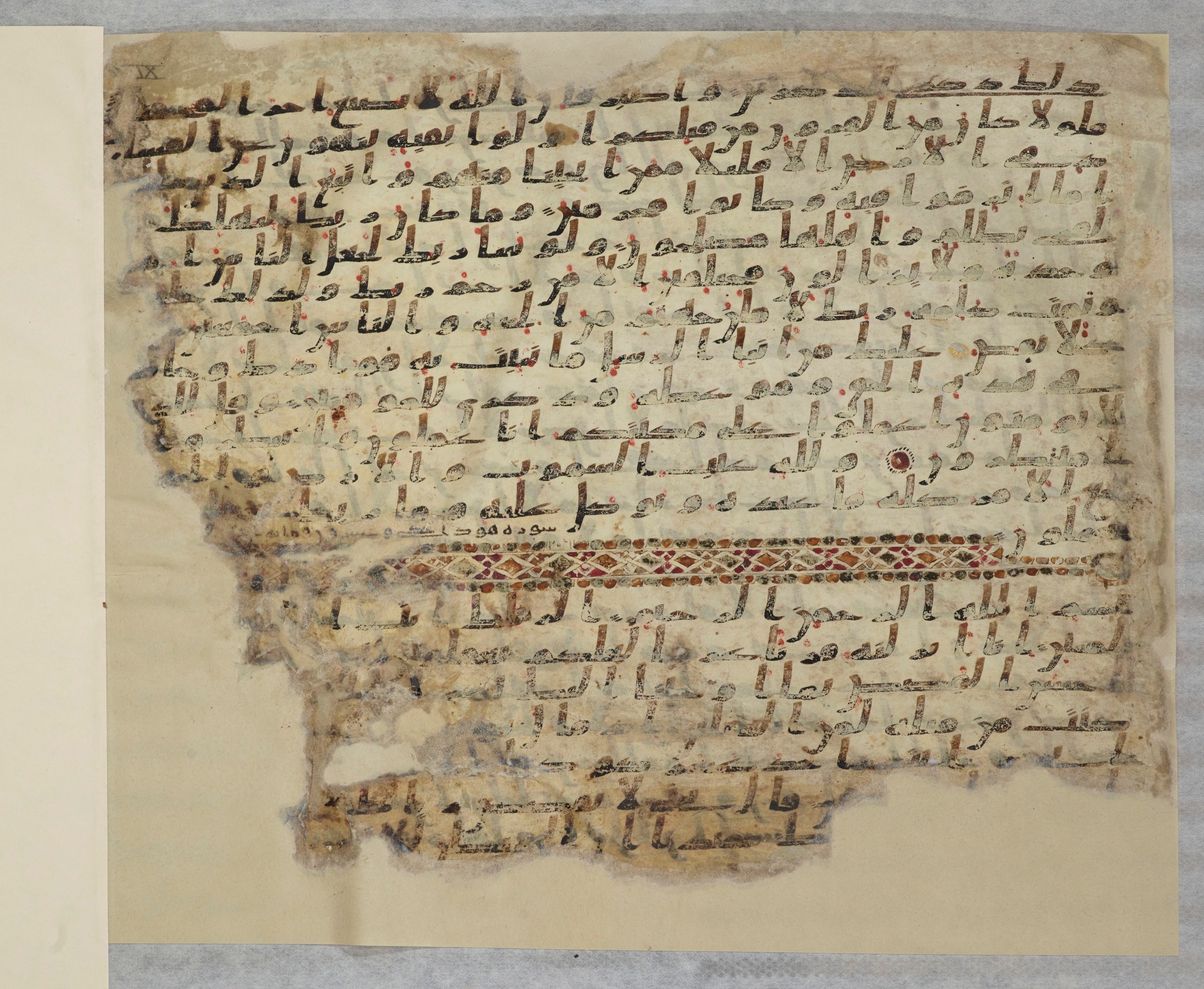 Paris, Bibliothèque nationale de France, Arabe 334 (c) (Scan 2), in Ḥiǧāzī IV script, showing Surah 12:4 from 8th to 9th Century AD found in Fustat (Old Cairo), Egypt, currently housed at Bibliothèque nationale de France, Paris