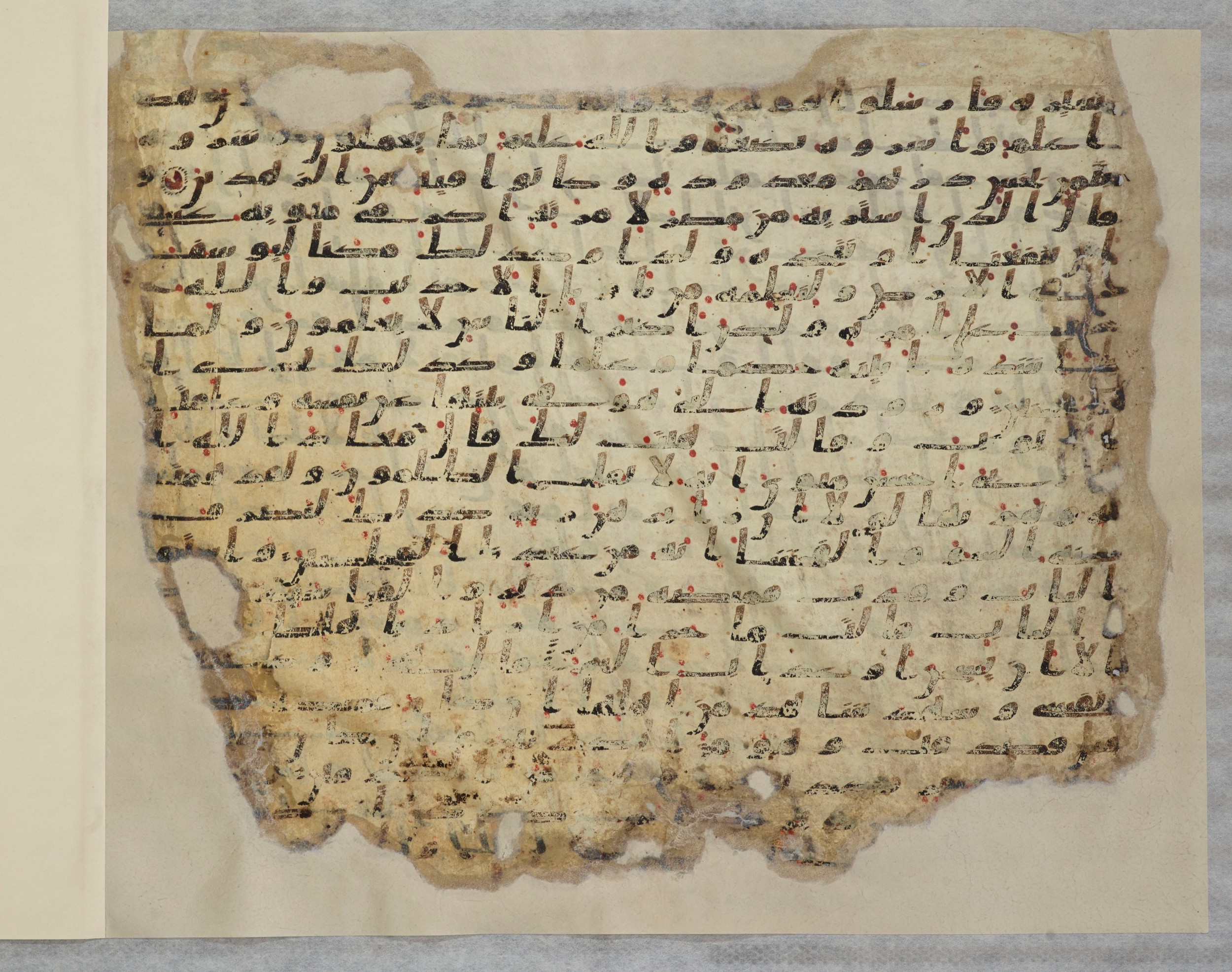 Paris, Bibliothèque nationale de France, Arabe 334 (c) (Scan 2), in Ḥiǧāzī IV script, showing Surah 12:21 from 8th to 9th Century AD found in Fustat (Old Cairo), Egypt, currently housed at Bibliothèque nationale de France, Paris