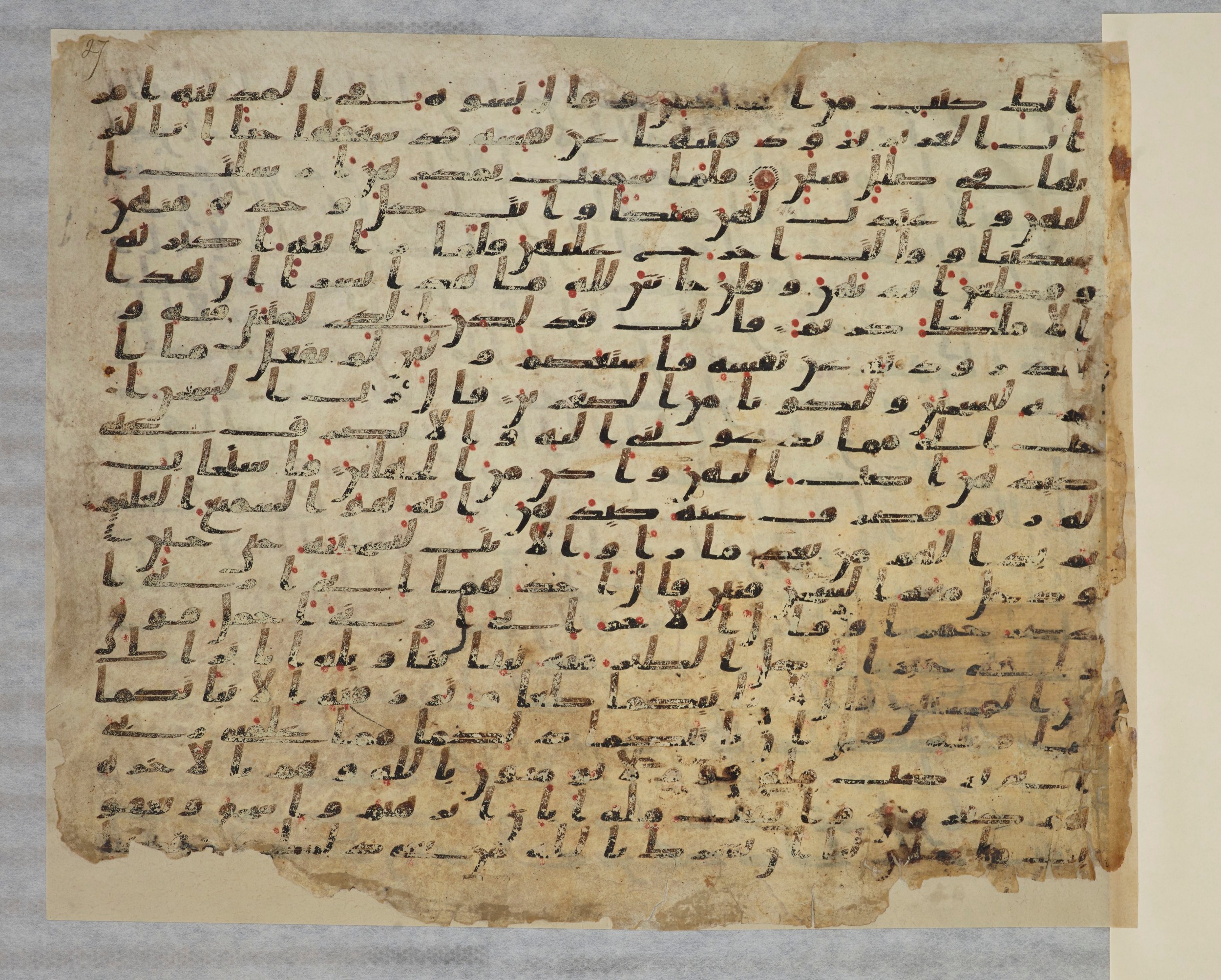 Paris, Bibliothèque nationale de France, Arabe 334 (c) (Scan 2), in Ḥiǧāzī IV script, showing Surah 12:32 from 8th to 9th Century AD found in Fustat (Old Cairo), Egypt, currently housed at Bibliothèque nationale de France, Paris
