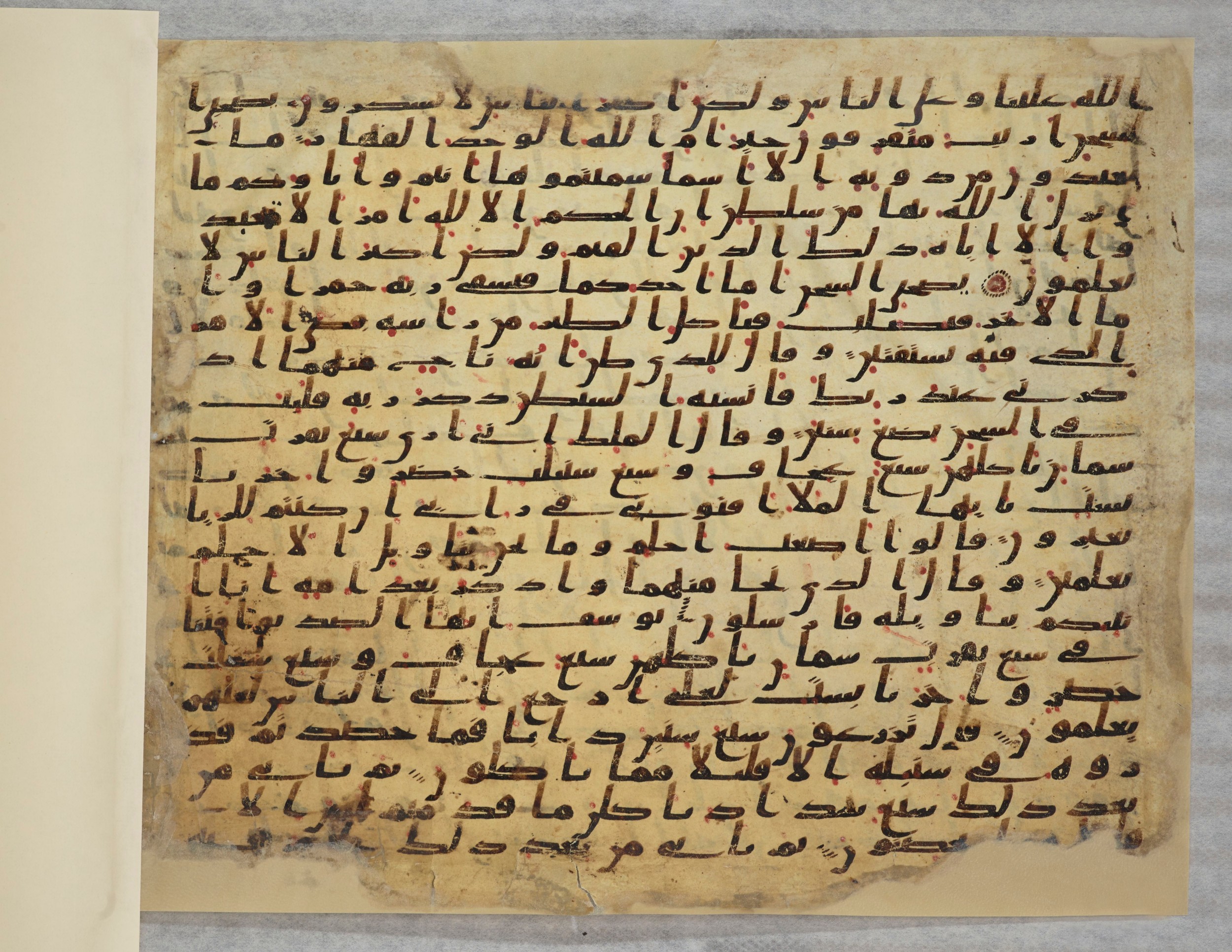 Paris, Bibliothèque nationale de France, Arabe 334 (c) (Scan 2), in Ḥiǧāzī IV script, showing Surah 12:39 from 8th to 9th Century AD found in Fustat (Old Cairo), Egypt, currently housed at Bibliothèque nationale de France, Paris
