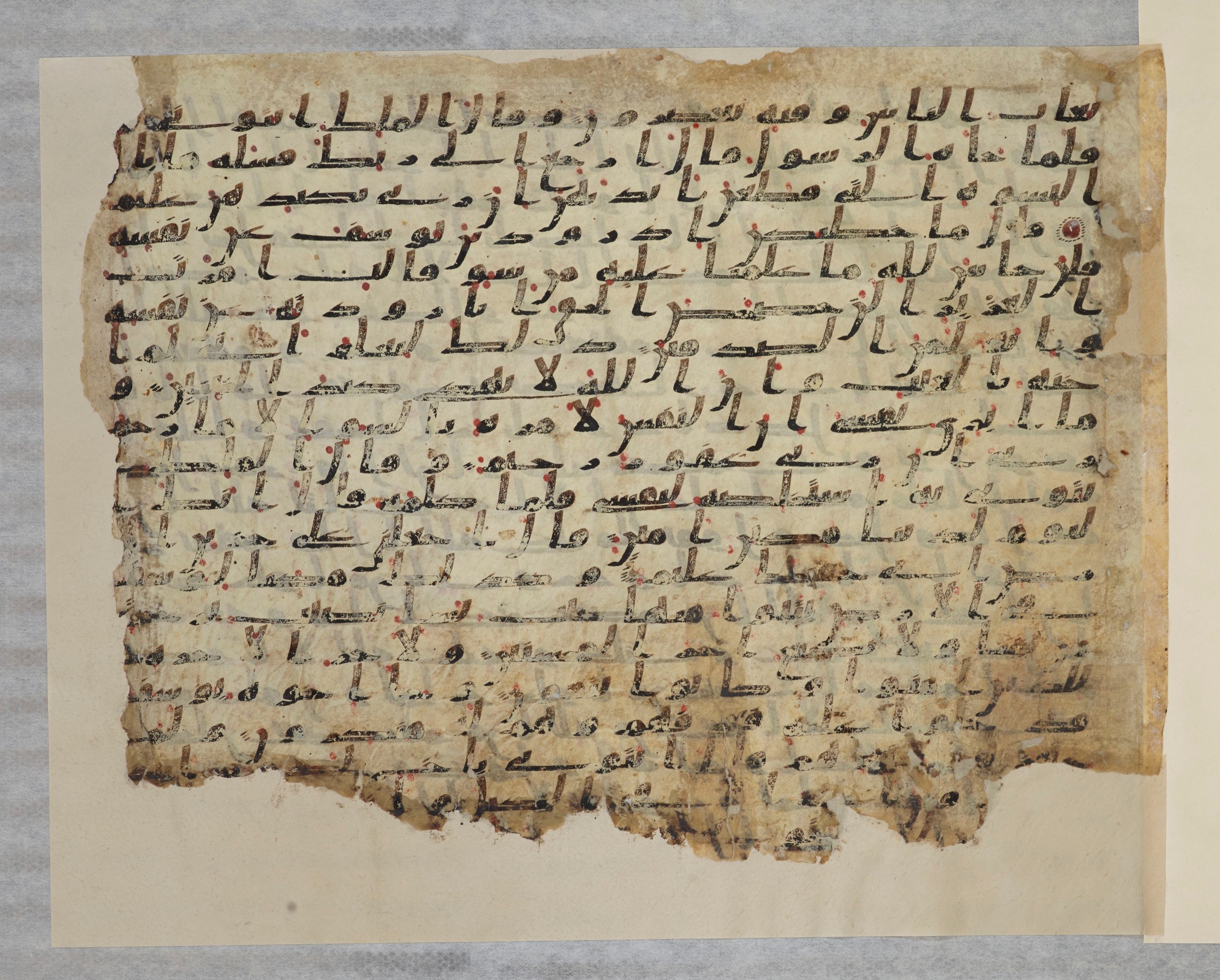 Paris, Bibliothèque nationale de France, Arabe 334 (c) (Scan 4), in Ḥiǧāzī IV script, showing Surah 12:49 from 8th to 9th Century AD found in Fustat (Old Cairo), Egypt, currently housed at Bibliothèque nationale de France, Paris