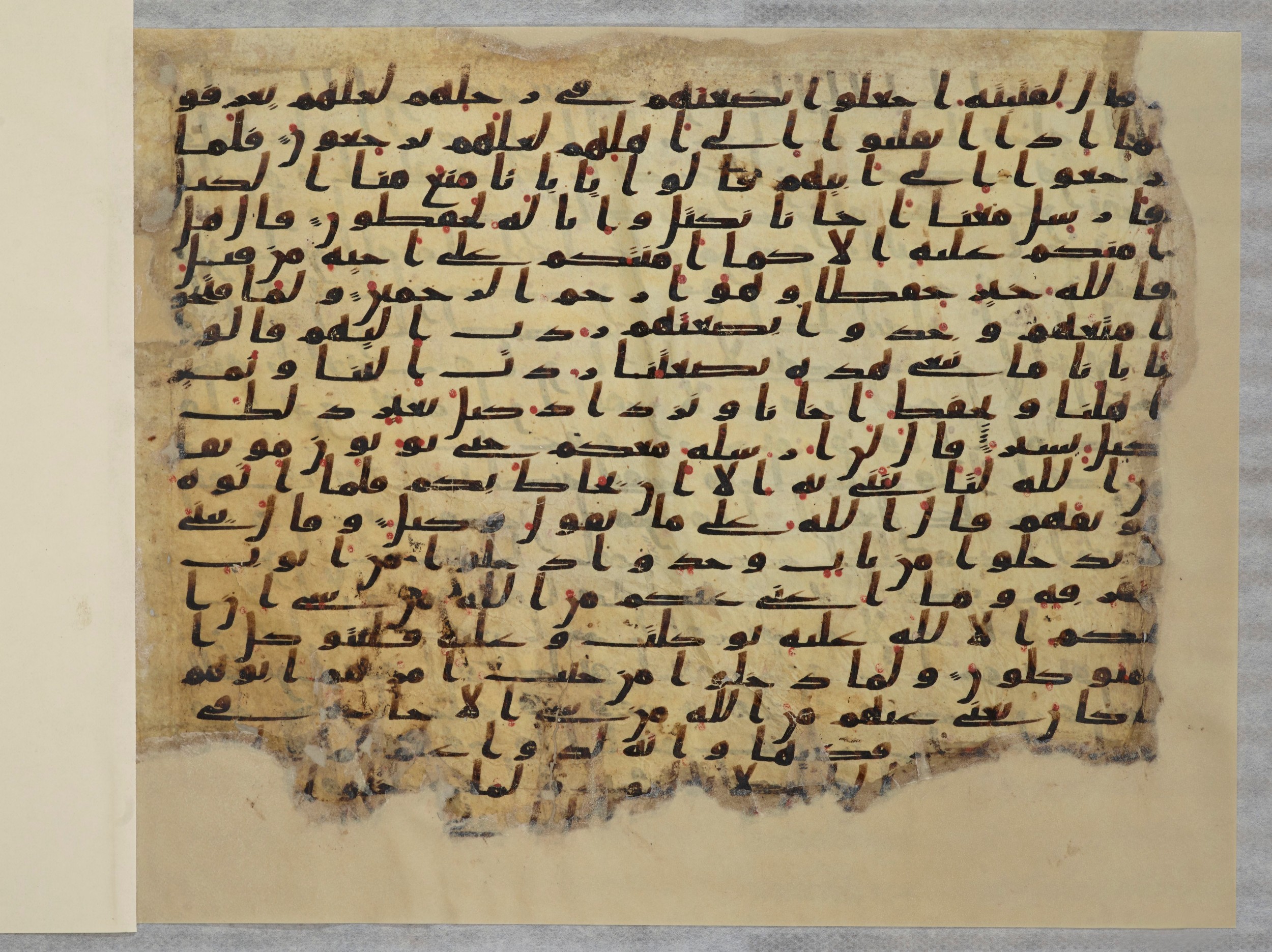Paris, Bibliothèque nationale de France, Arabe 334 (c) (Scan 2), in Ḥiǧāzī IV script, showing Surah 12:64 from 8th to 9th Century AD found in Fustat (Old Cairo), Egypt, currently housed at Bibliothèque nationale de France, Paris