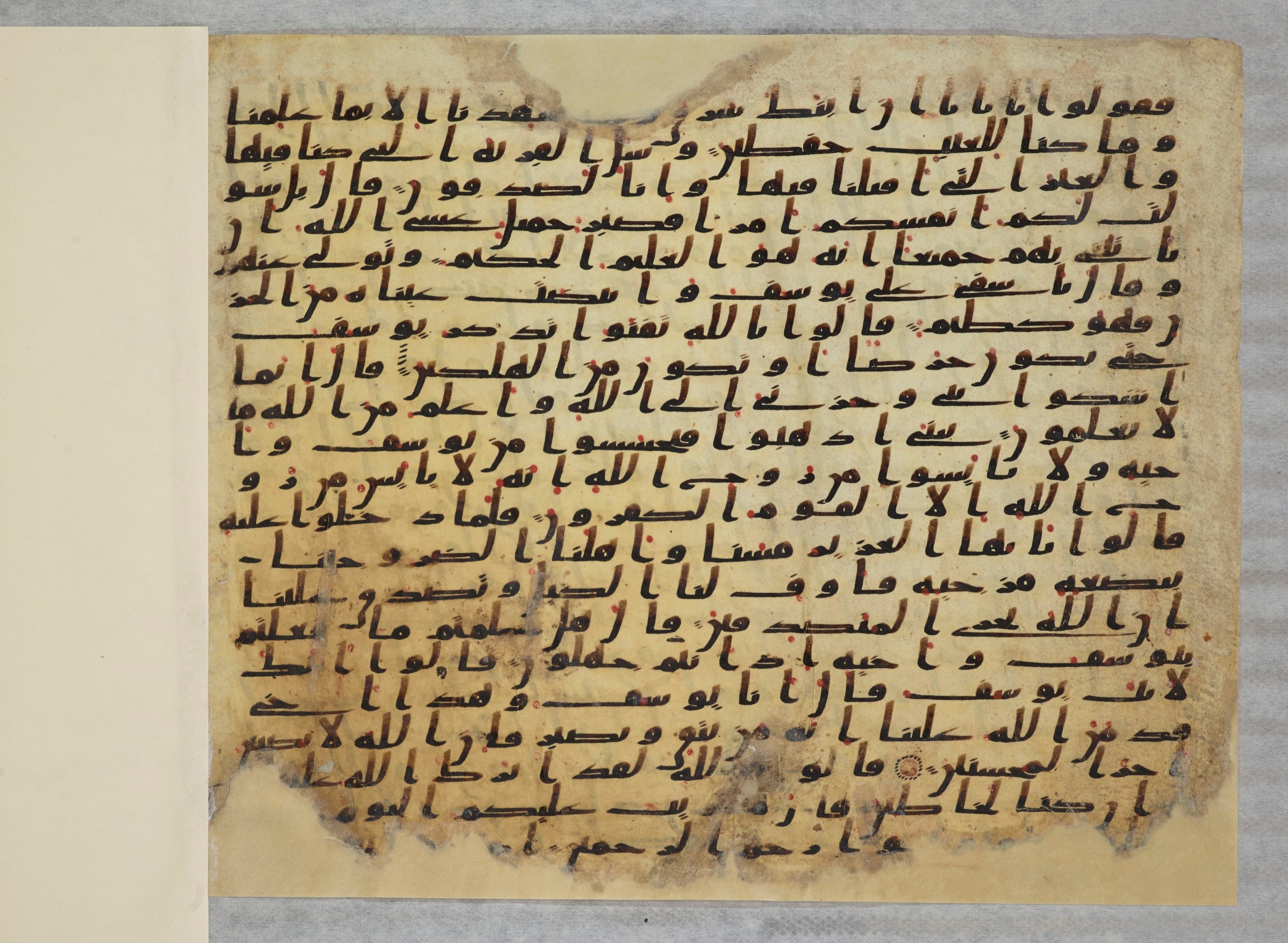 Paris, Bibliothèque nationale de France, Arabe 334 (c) (Scan 2), in Ḥiǧāzī IV script, showing Surah 12:83 from 8th to 9th Century AD found in Fustat (Old Cairo), Egypt, currently housed at Bibliothèque nationale de France, Paris