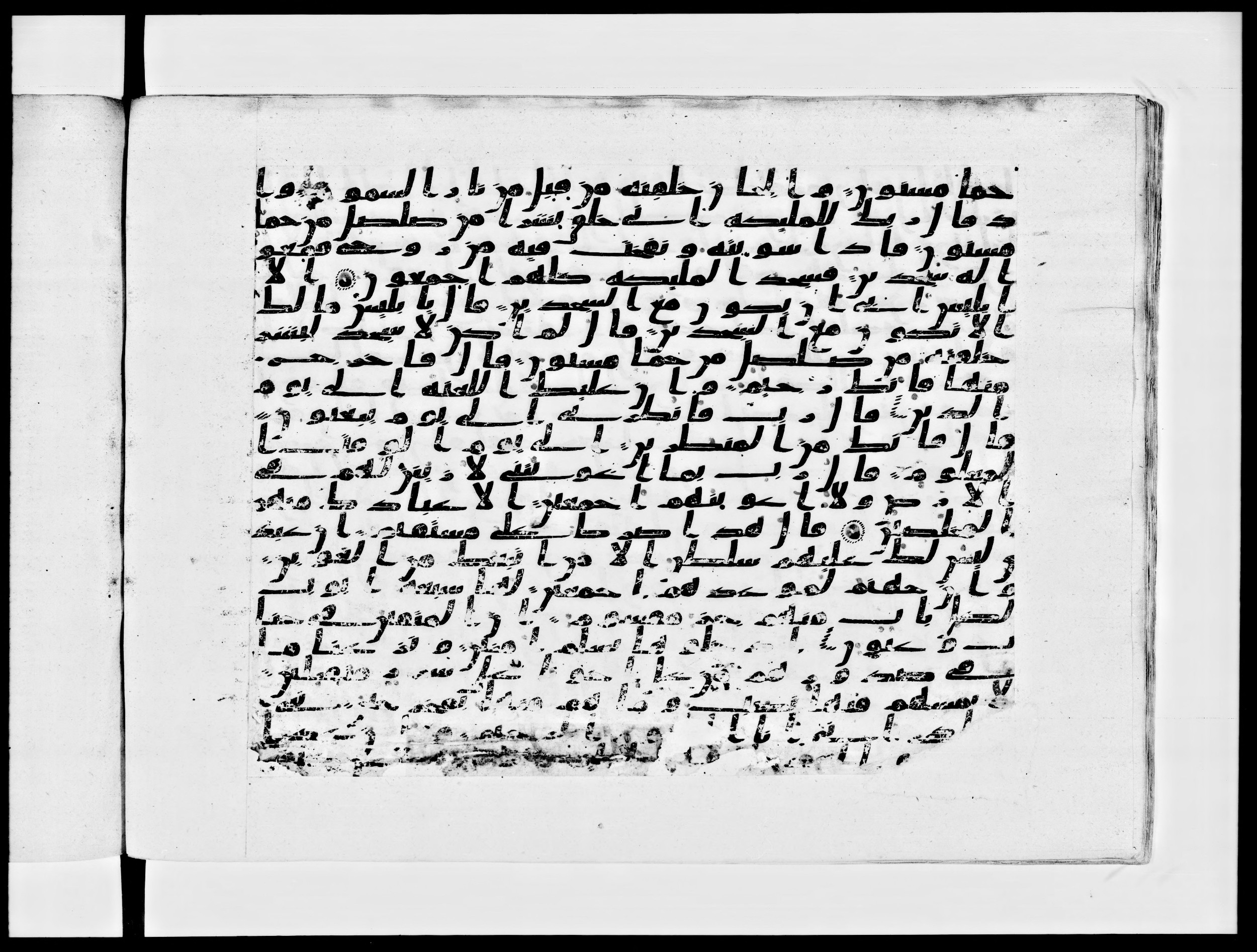 Paris, Bibliothèque nationale de France, Arabe 334 (c) (Scan 1), in Ḥiǧāzī IV script, showing Surah 15:39 from 8th to 9th Century AD found in Fustat (Old Cairo), Egypt, currently housed at Bibliothèque nationale de France, Paris