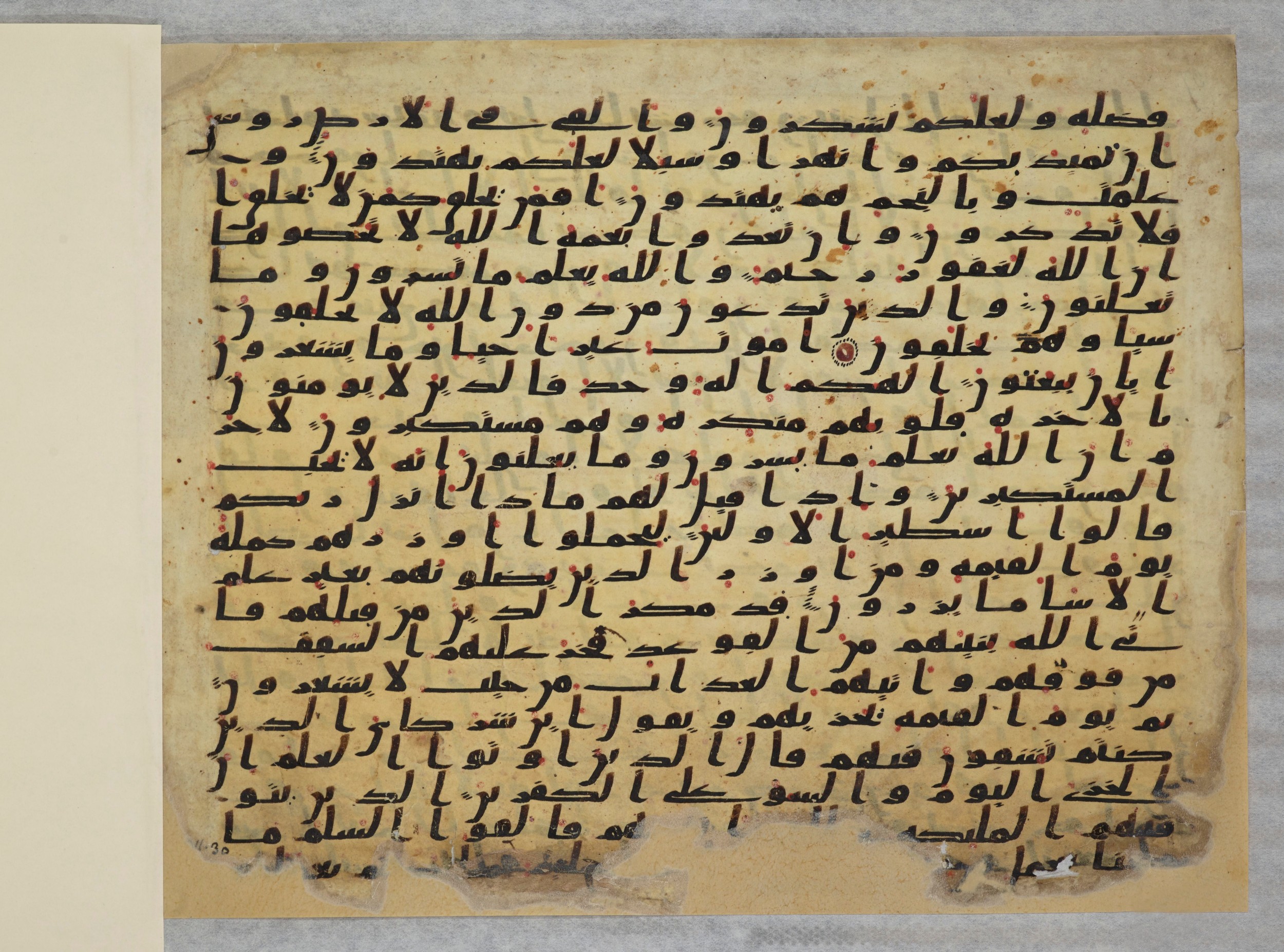 Paris, Bibliothèque nationale de France, Arabe 334 (c) (Scan 2), in Ḥiǧāzī IV script, showing Surah 16:21 from 8th to 9th Century AD found in Fustat (Old Cairo), Egypt, currently housed at Bibliothèque nationale de France, Paris