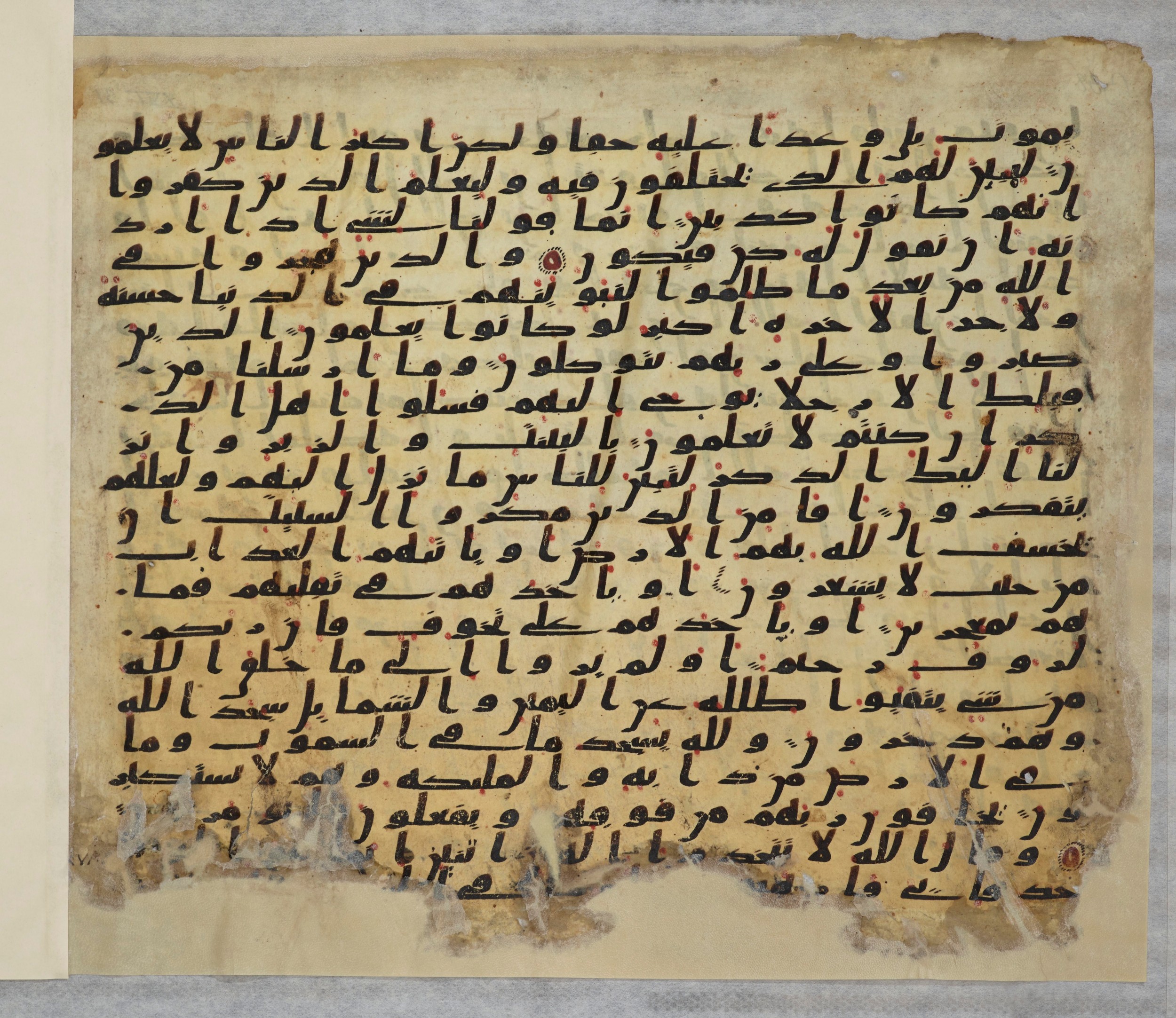 Paris, Bibliothèque nationale de France, Arabe 334 (c) (Scan 2), in Ḥiǧāzī IV script, showing Surah 16:46 from 8th to 9th Century AD found in Fustat (Old Cairo), Egypt, currently housed at Bibliothèque nationale de France, Paris