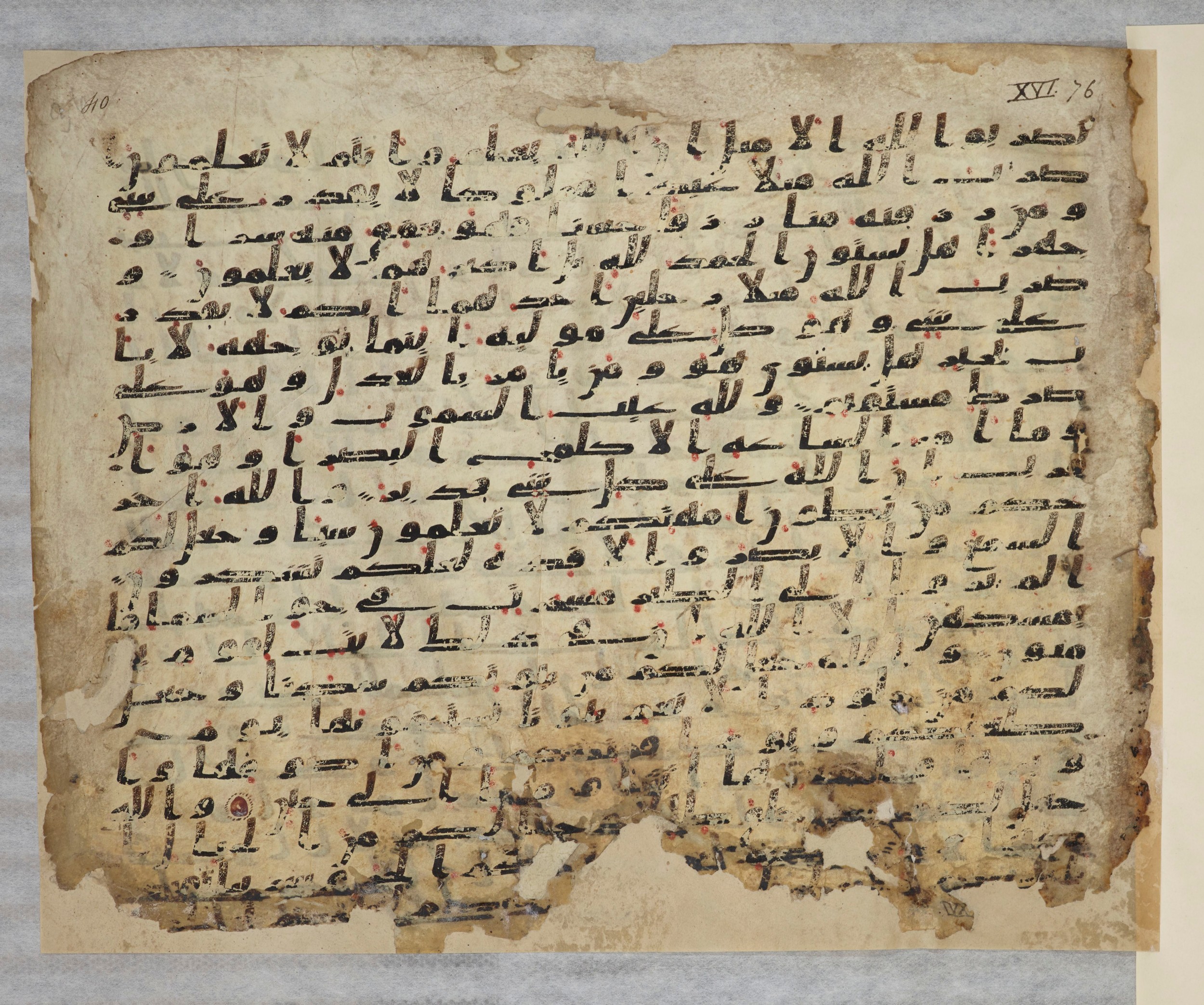 Paris, Bibliothèque nationale de France, Arabe 334 (c) (Scan 2), in Ḥiǧāzī IV script, showing Surah 16:76 from 8th to 9th Century AD found in Fustat (Old Cairo), Egypt, currently housed at Bibliothèque nationale de France, Paris