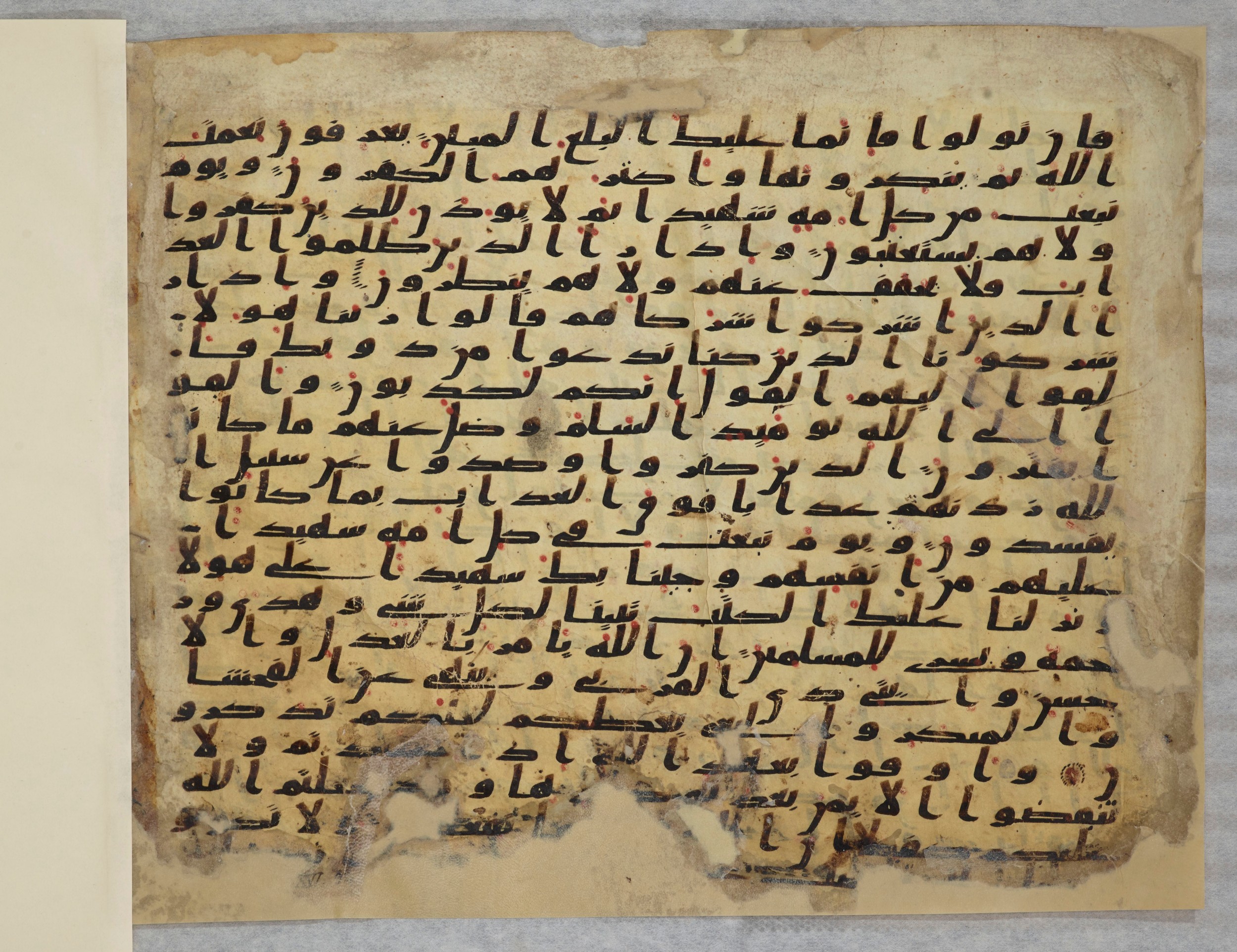 Paris, Bibliothèque nationale de France, Arabe 334 (c) (Scan 2), in Ḥiǧāzī IV script, showing Surah 16:91 from 8th to 9th Century AD found in Fustat (Old Cairo), Egypt, currently housed at Bibliothèque nationale de France, Paris