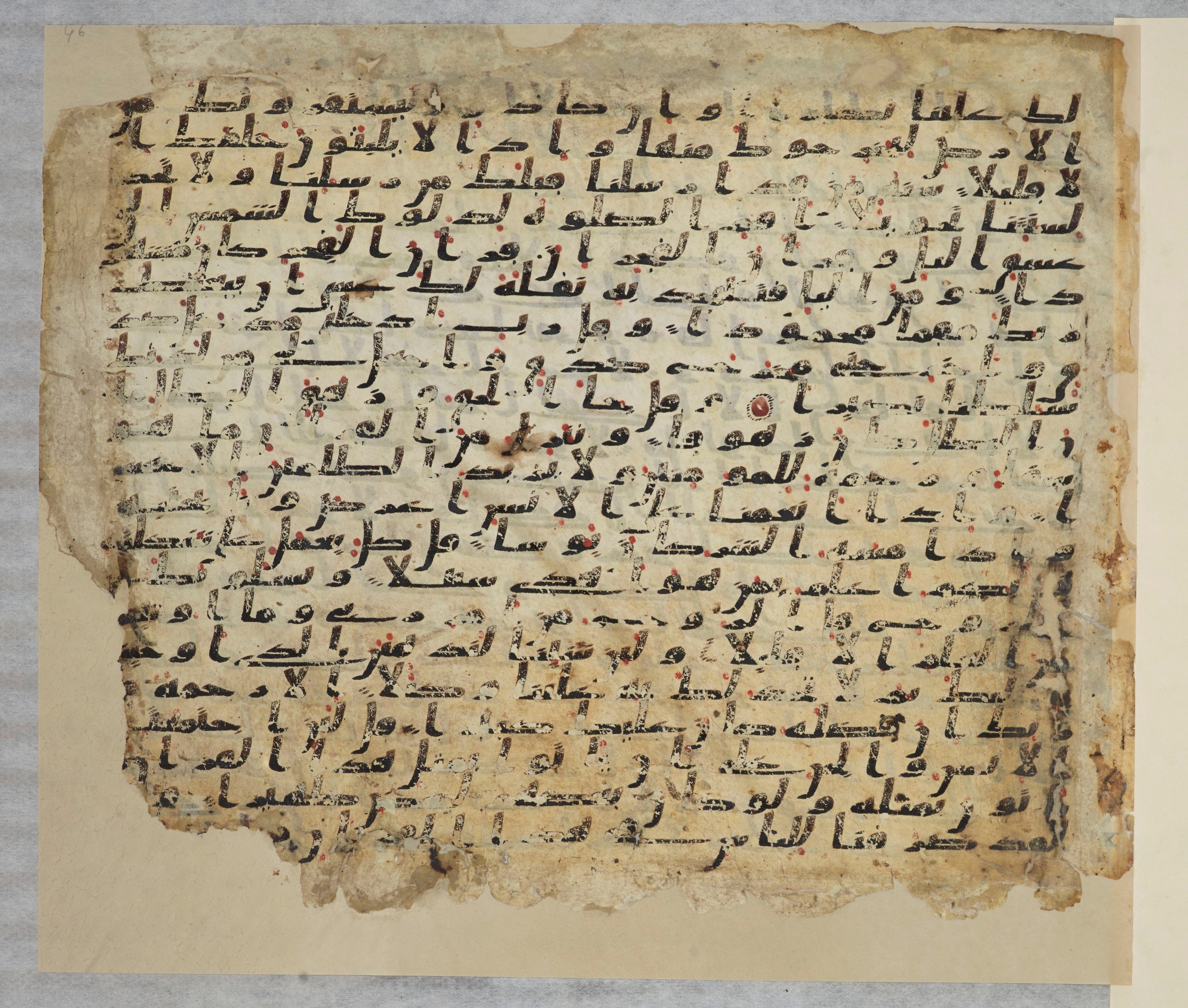 Paris, Bibliothèque nationale de France, Arabe 334 (c) (Scan 2), in Ḥiǧāzī IV script, showing Surah 17:76 from 8th to 9th Century AD found in Fustat (Old Cairo), Egypt, currently housed at Bibliothèque nationale de France, Paris