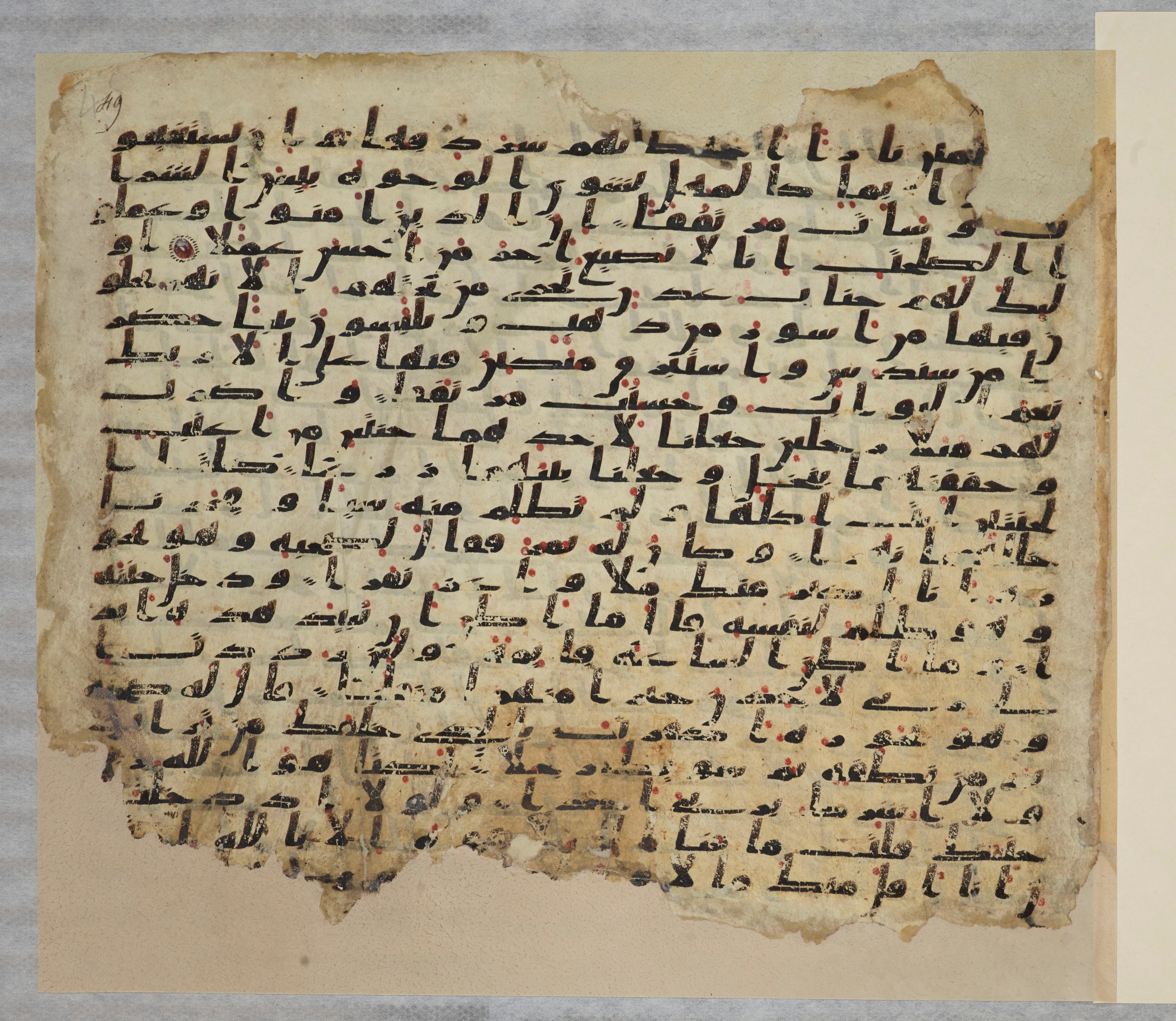 Paris, Bibliothèque nationale de France, Arabe 334 (c) (Scan 2), in Ḥiǧāzī IV script, showing Surah 18:39 from 8th to 9th Century AD found in Fustat (Old Cairo), Egypt, currently housed at Bibliothèque nationale de France, Paris