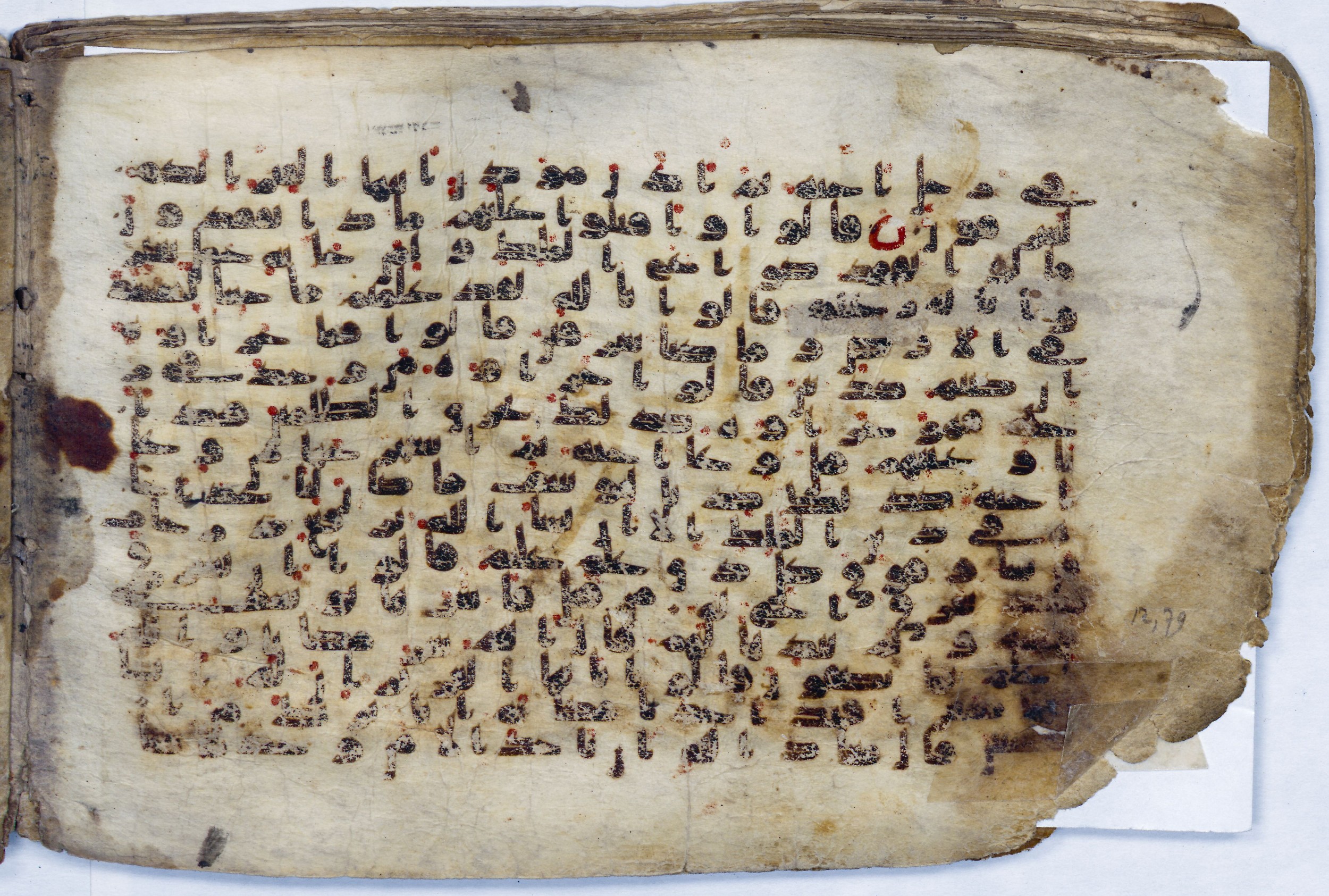 Leiden, Universiteitsbibliotheek Leiden, Or. 6814, in kūfī B.II script, showing Surah 12:71 from 8th to 9th Century AD found in Unknown (Purchased in Oegstgeest, Netherlands), currently housed at Universiteitsbibliotheek Leiden, Leiden