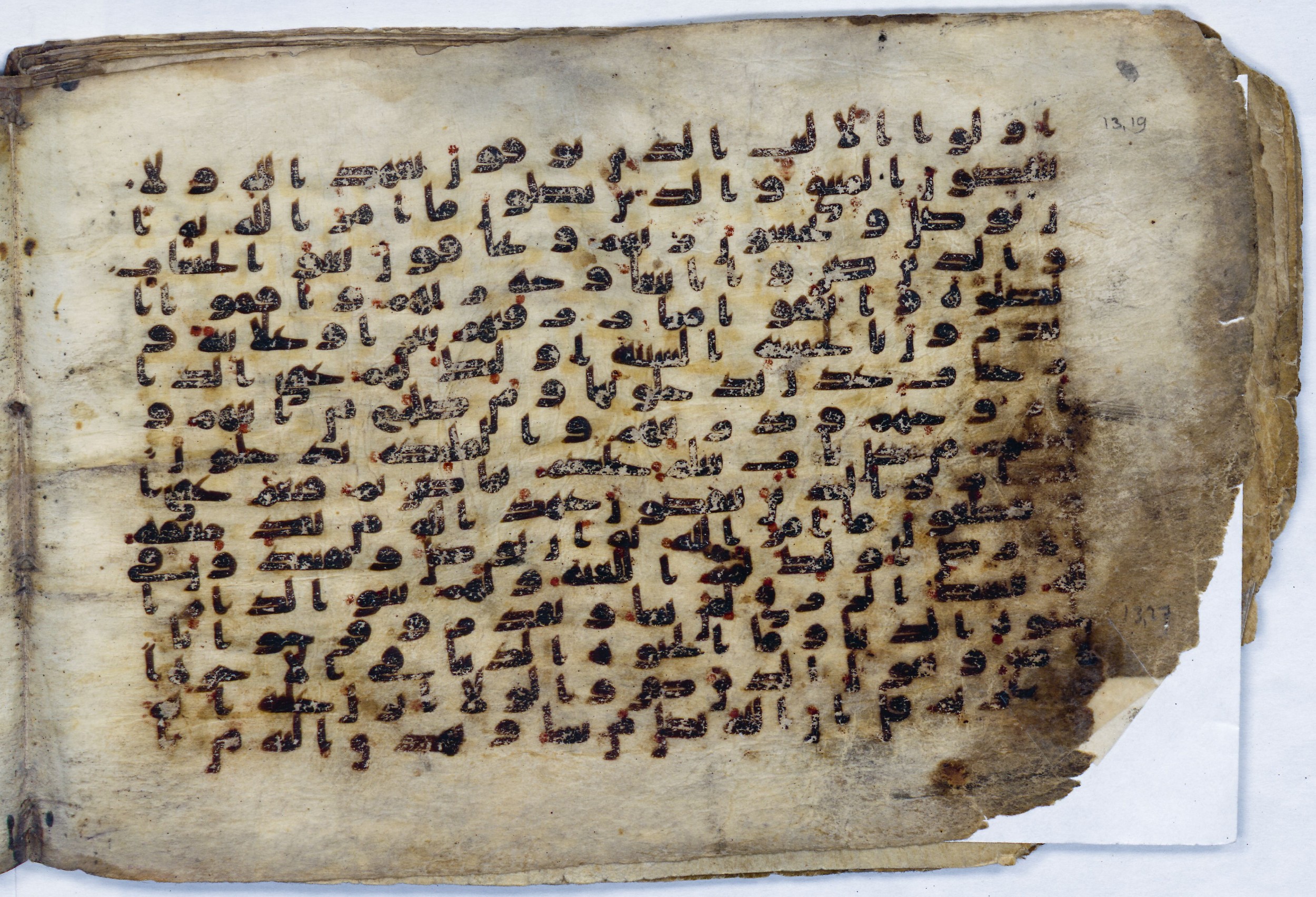 Leiden, Universiteitsbibliotheek Leiden, Or. 6814, in kūfī B.II script, showing Surah 13:23 from 8th to 9th Century AD found in Unknown (Purchased in Oegstgeest, Netherlands), currently housed at Universiteitsbibliotheek Leiden, Leiden