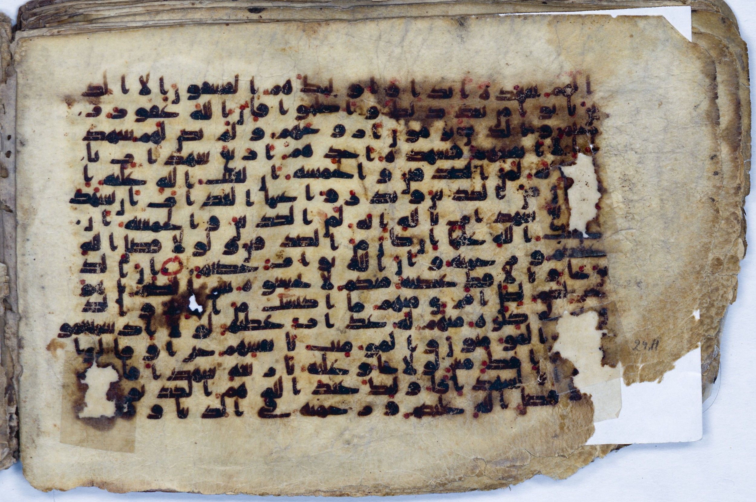 Leiden, Universiteitsbibliotheek Leiden, Or. 6814 (Scan 2), in kūfī B.II script, showing Surah 24:4 from 8th to 9th Century AD found in Unknown (Purchased in Oegstgeest, Netherlands), currently housed at Universiteitsbibliotheek Leiden, Leiden