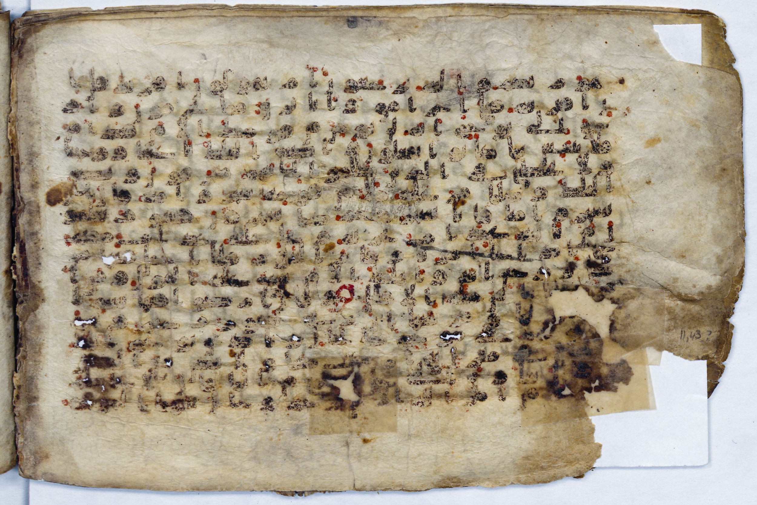 Leiden, Universiteitsbibliotheek Leiden, Or. 6814, in kūfī B.II script, showing Surah 11:39 from 8th to 9th Century AD found in Unknown (Purchased in Oegstgeest, Netherlands), currently housed at Universiteitsbibliotheek Leiden, Leiden
