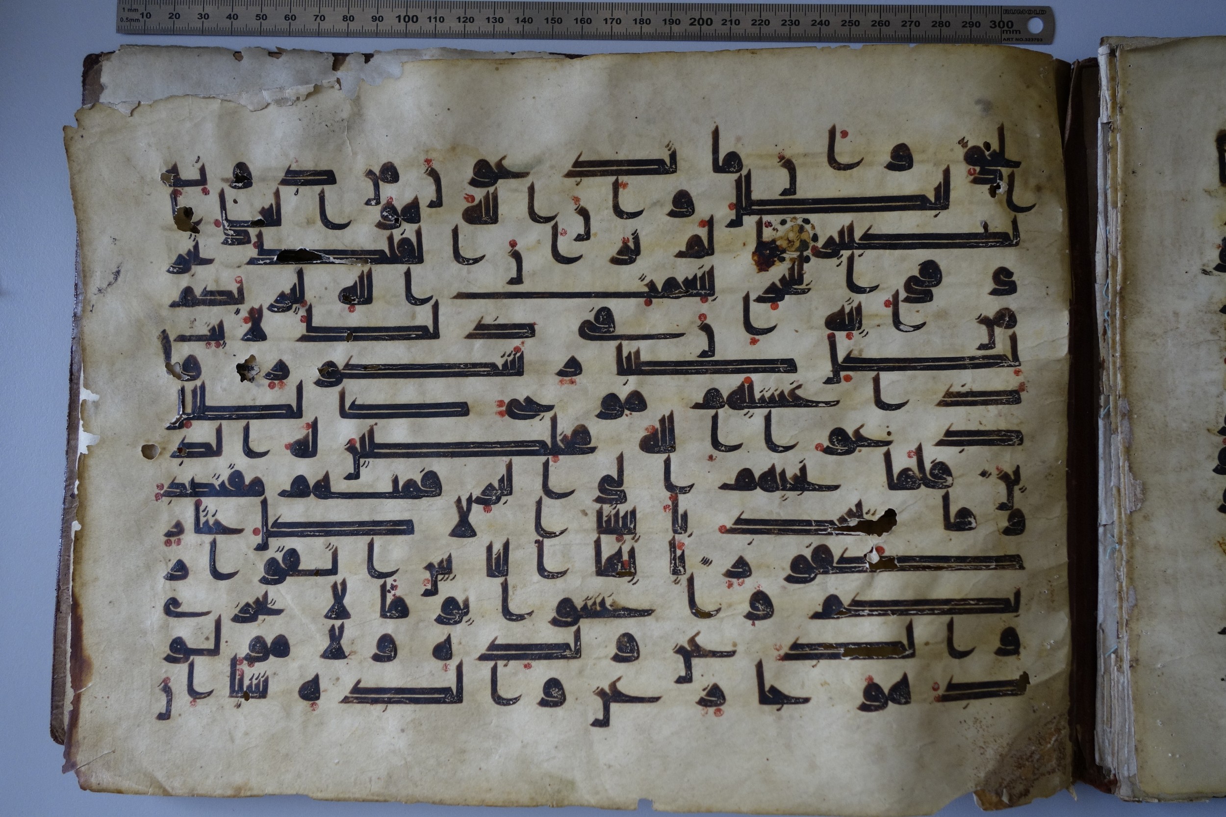 München, Bayerische Staatsbibliothek, Cod.arab. 2817, in Kufic (D IV) script, showing Surah 31:32 from 8th to 9th Century AD found in Damascus, currently housed at Bayerische Staatsbibliothek, München