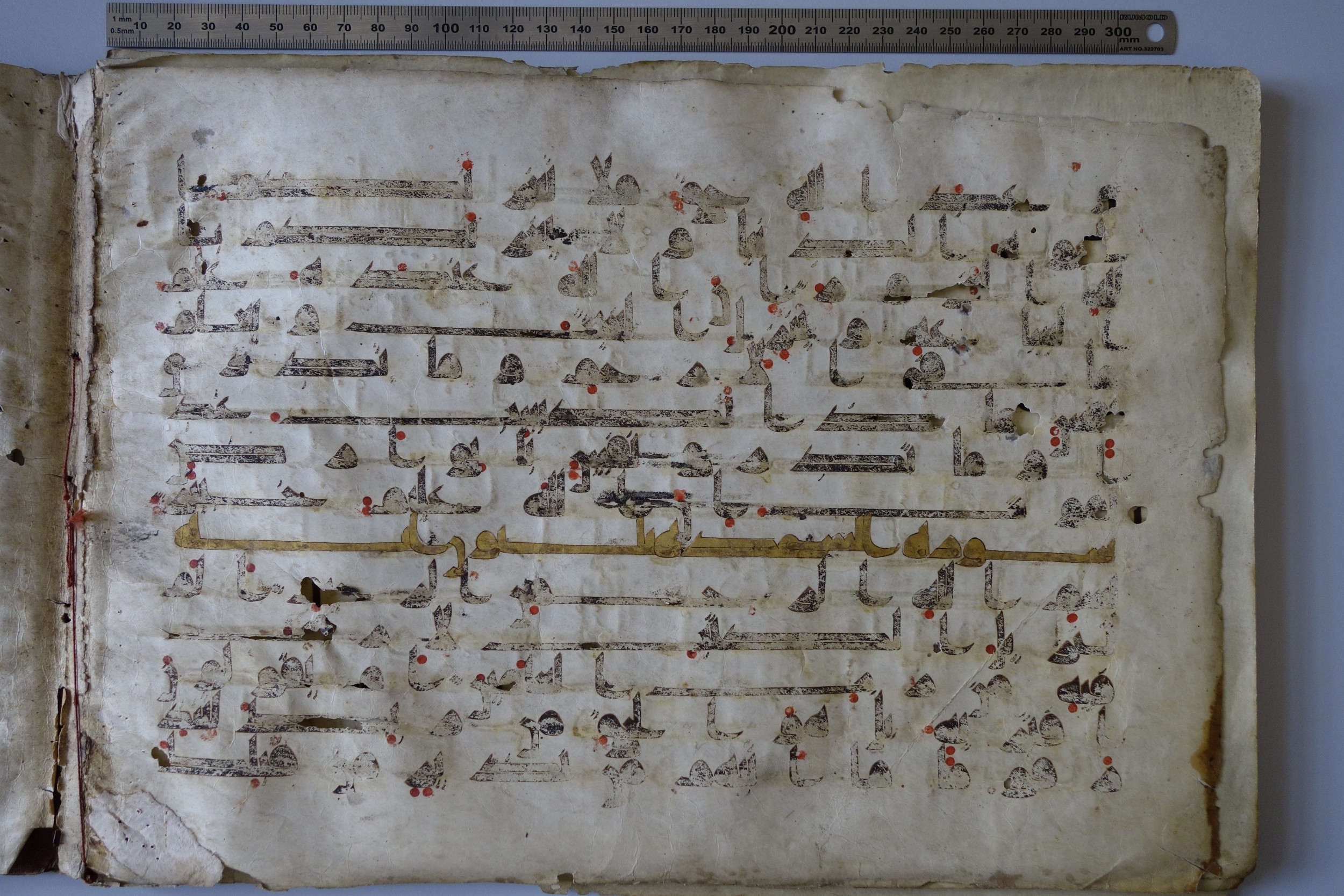 München, Bayerische Staatsbibliothek, Cod.arab. 2817, in Kufic (D IV) script, showing Surah 32:1 from 8th to 9th Century AD found in Damascus, currently housed at Bayerische Staatsbibliothek, München