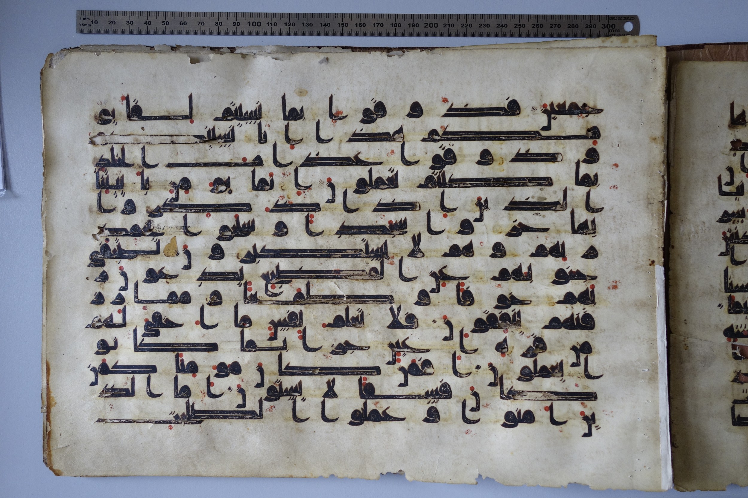 München, Bayerische Staatsbibliothek, Cod.arab. 2817, in Kufic (D IV) script, showing Surah 32:18 from 8th to 9th Century AD found in Damascus, currently housed at Bayerische Staatsbibliothek, München