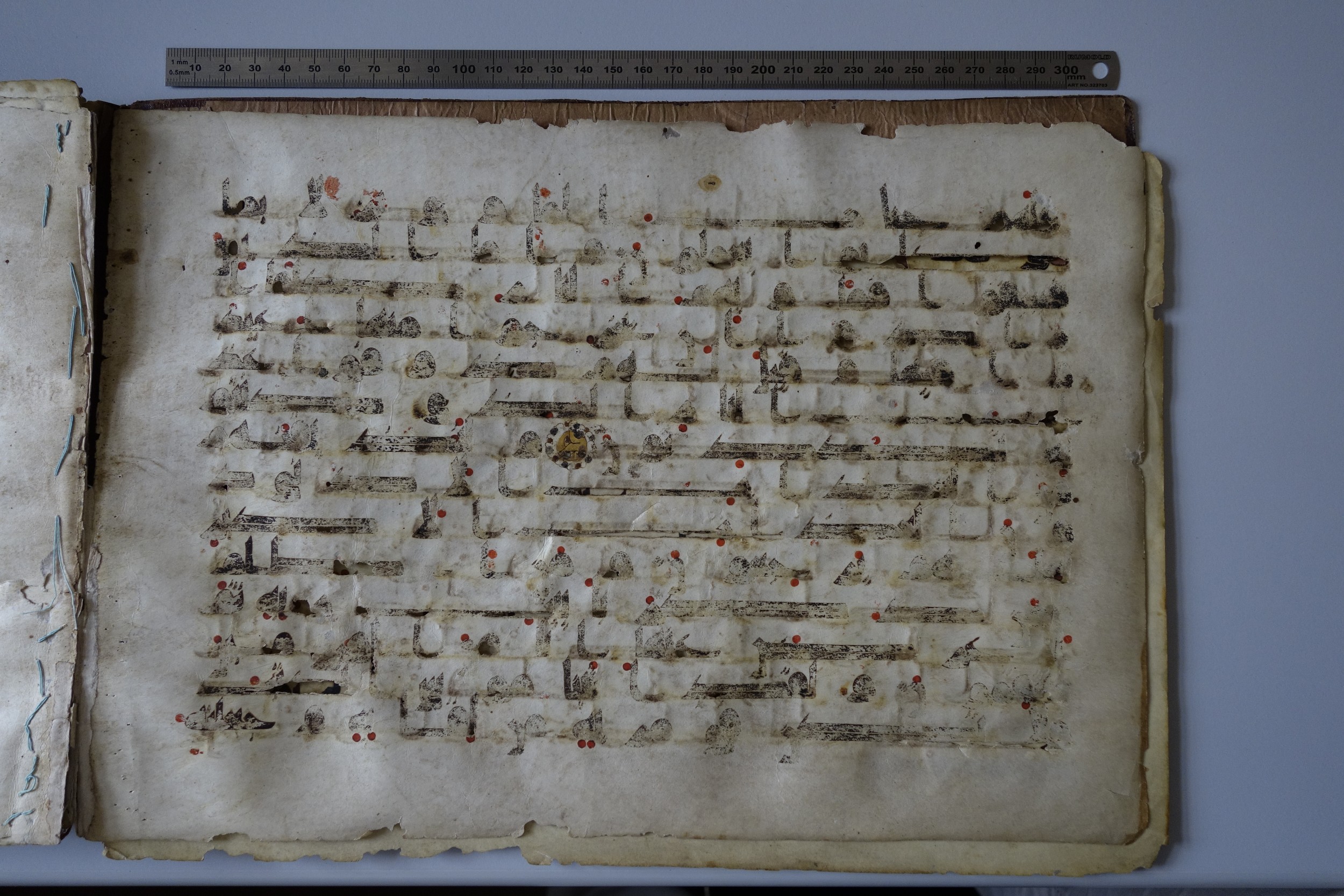München, Bayerische Staatsbibliothek, Cod.arab. 2817 (Scan 2), in Kufic (D IV) script, showing Surah 32:19 from 8th to 9th Century AD found in Damascus, currently housed at Bayerische Staatsbibliothek, München