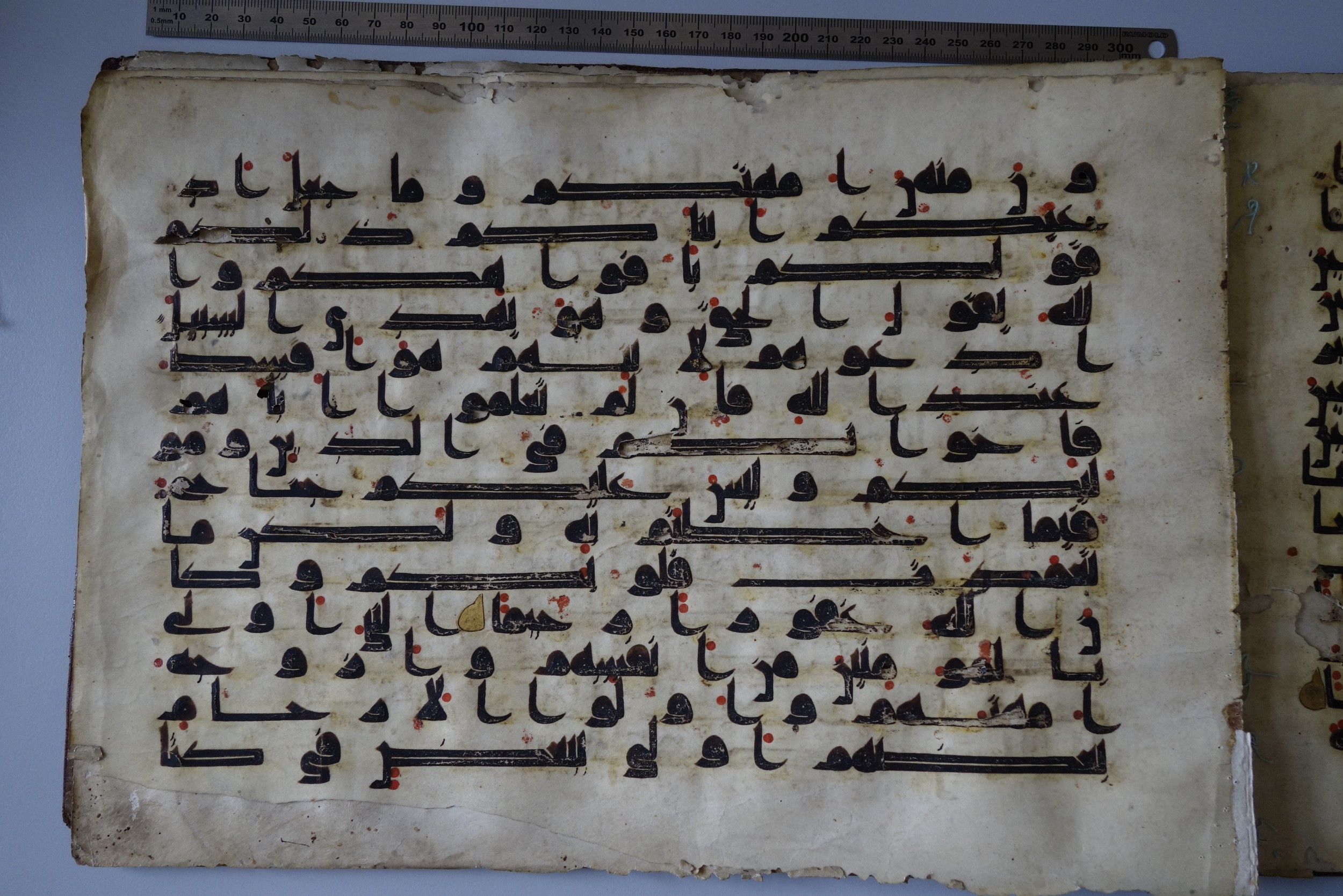 München, Bayerische Staatsbibliothek, Cod.arab. 2817 (Scan 2), in Kufic (D IV) script, showing Surah 33:4 from 8th to 9th Century AD found in Damascus, currently housed at Bayerische Staatsbibliothek, München