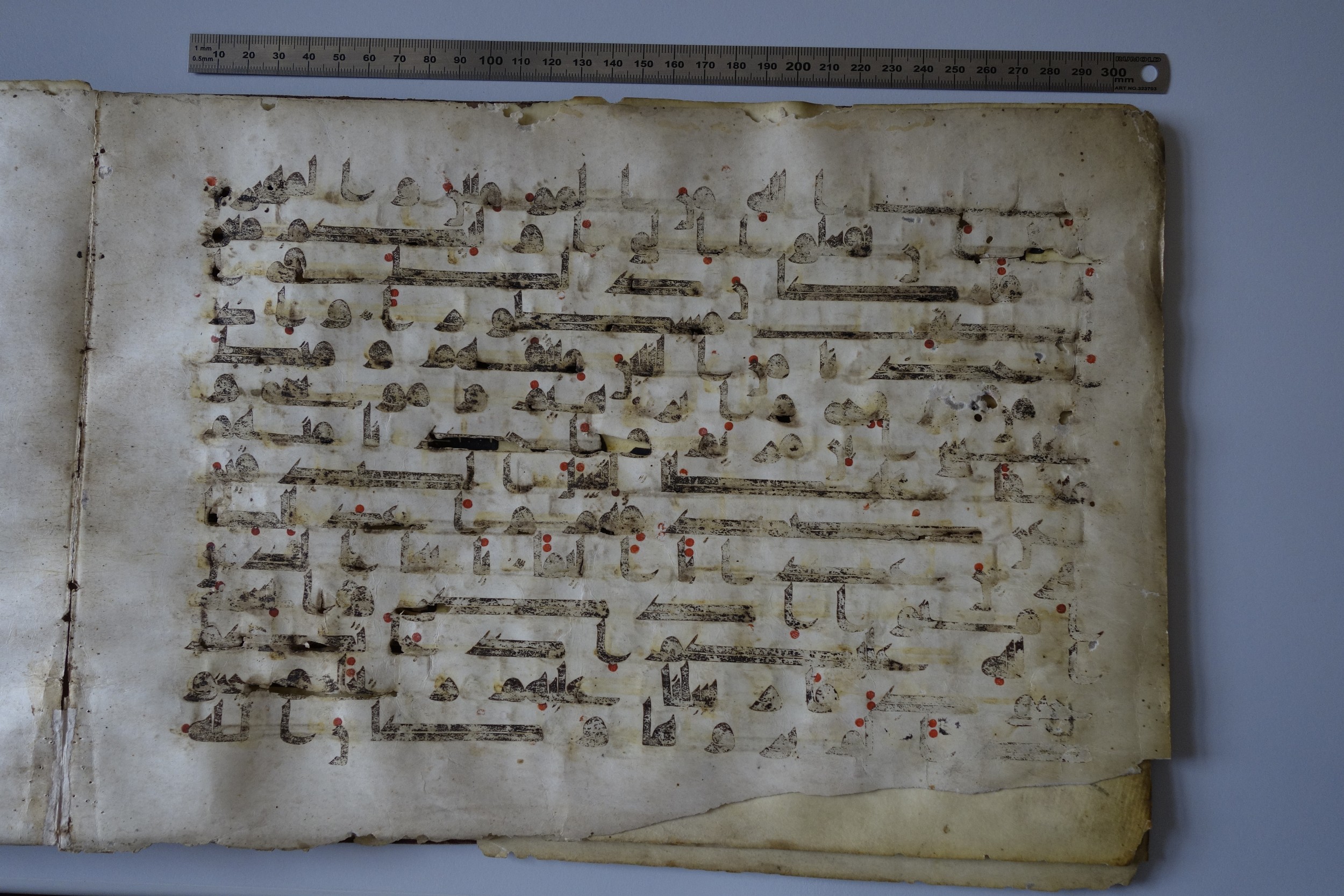 München, Bayerische Staatsbibliothek, Cod.arab. 2817, in Kufic (D IV) script, showing Surah 33:7 from 8th to 9th Century AD found in Damascus, currently housed at Bayerische Staatsbibliothek, München