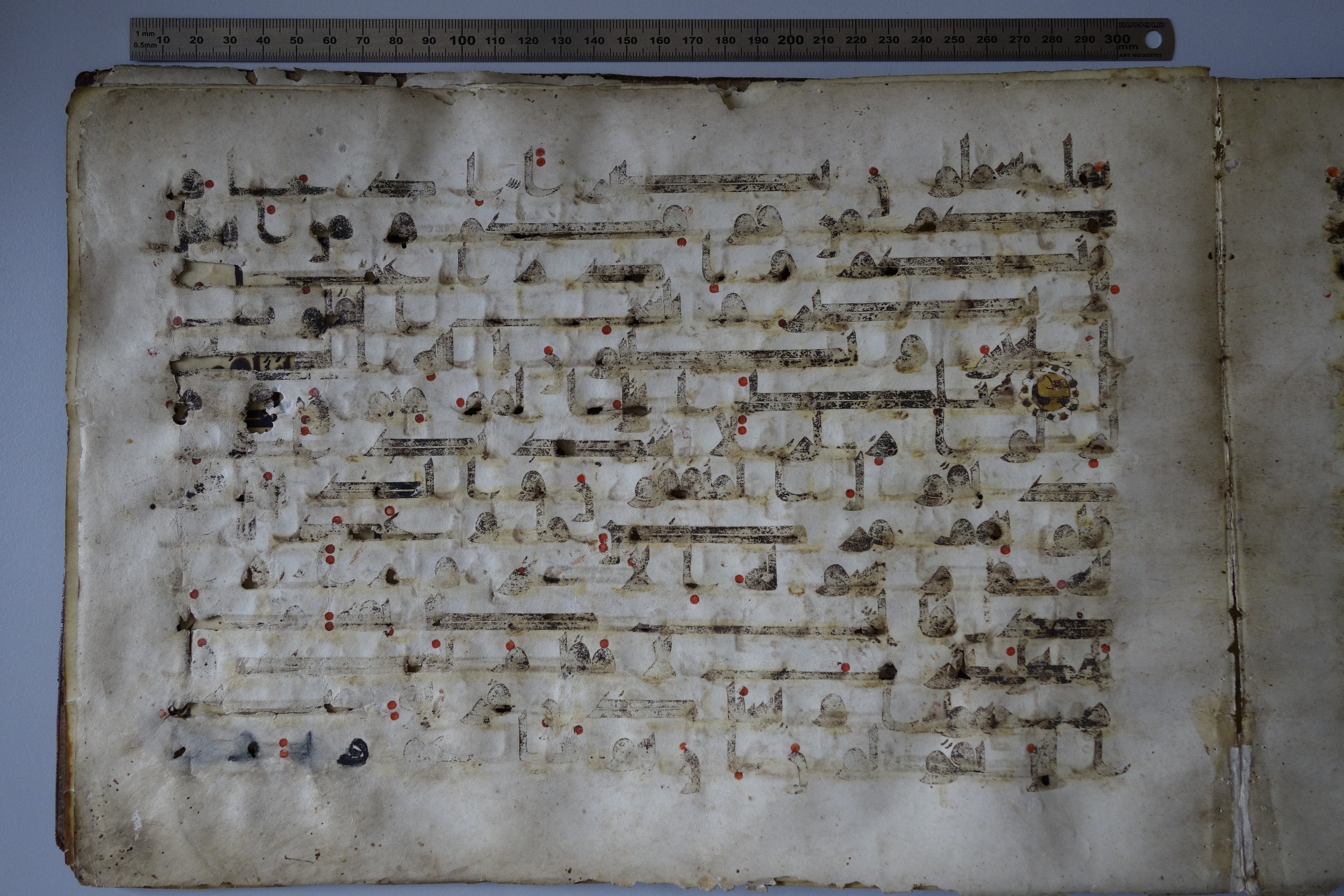 München, Bayerische Staatsbibliothek, Cod.arab. 2817 (Scan 1), in Kufic (D IV) script, showing Surah 33:13 from 8th to 9th Century AD found in Damascus, currently housed at Bayerische Staatsbibliothek, München