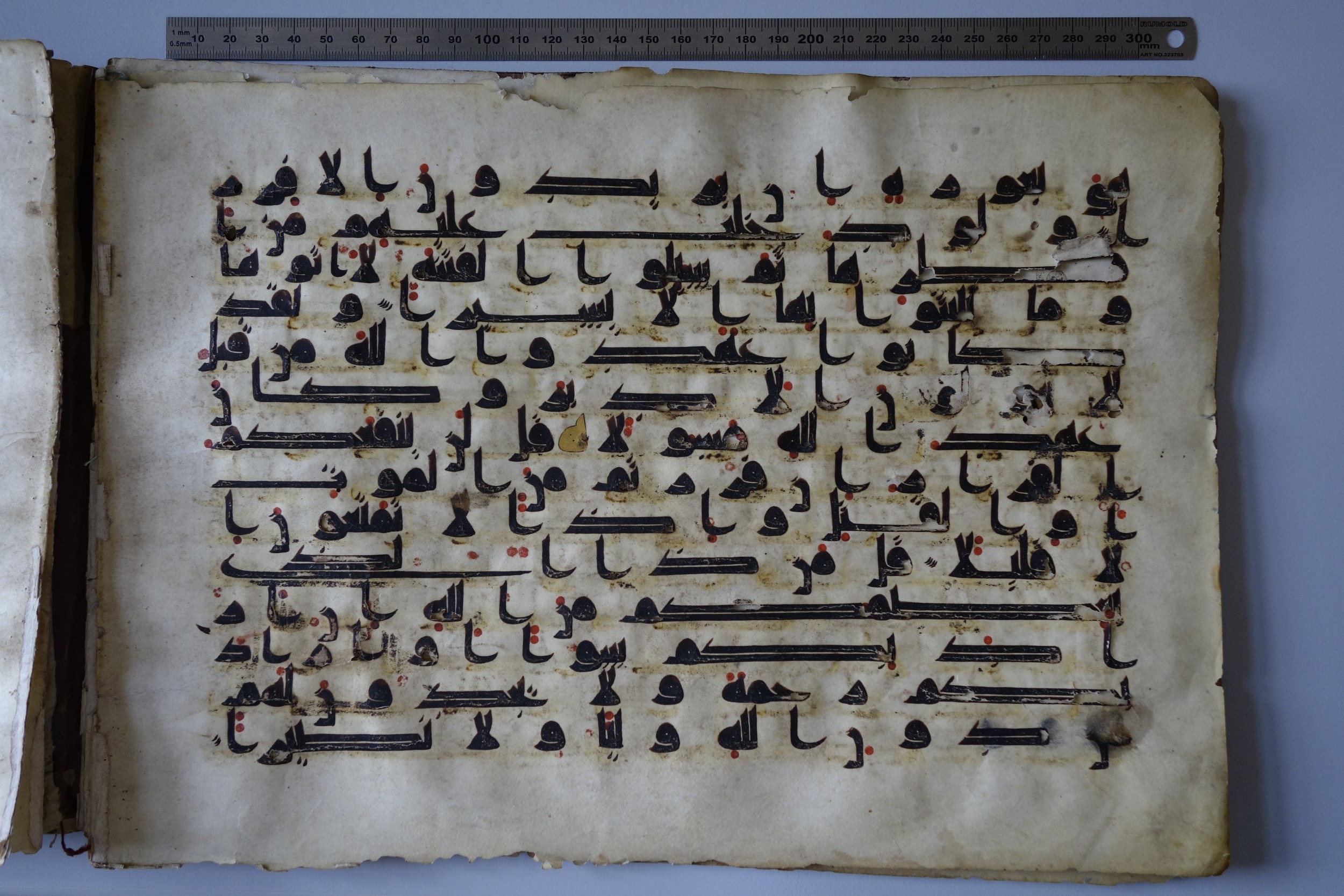 München, Bayerische Staatsbibliothek, Cod.arab. 2817 (Scan 2), in Kufic (D IV) script, showing Surah 33:13 from 8th to 9th Century AD found in Damascus, currently housed at Bayerische Staatsbibliothek, München