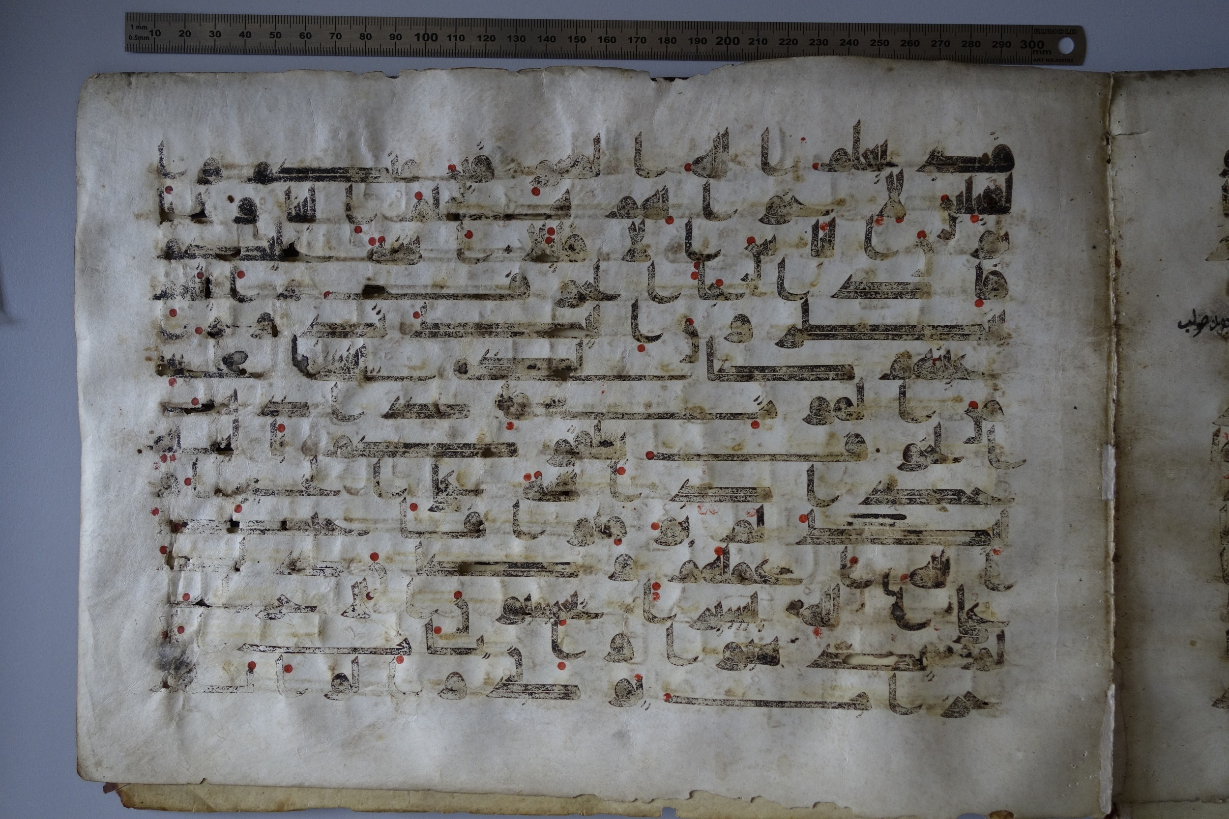 München, Bayerische Staatsbibliothek, Cod.arab. 2817, in Kufic (D IV) script, showing Surah 33:18 from 8th to 9th Century AD found in Damascus, currently housed at Bayerische Staatsbibliothek, München