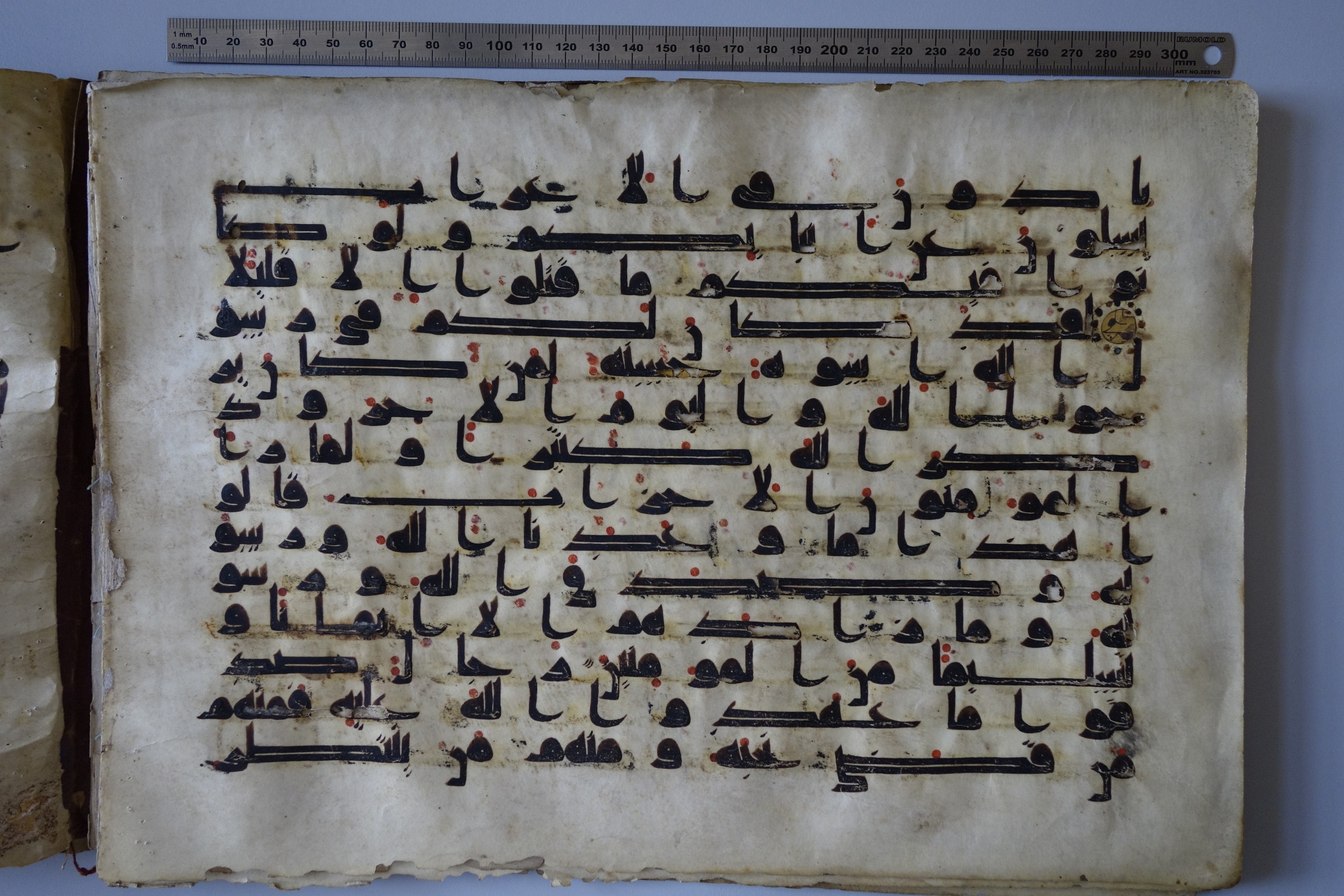 München, Bayerische Staatsbibliothek, Cod.arab. 2817, in Kufic (D IV) script, showing Surah 33:22 from 8th to 9th Century AD found in Damascus, currently housed at Bayerische Staatsbibliothek, München