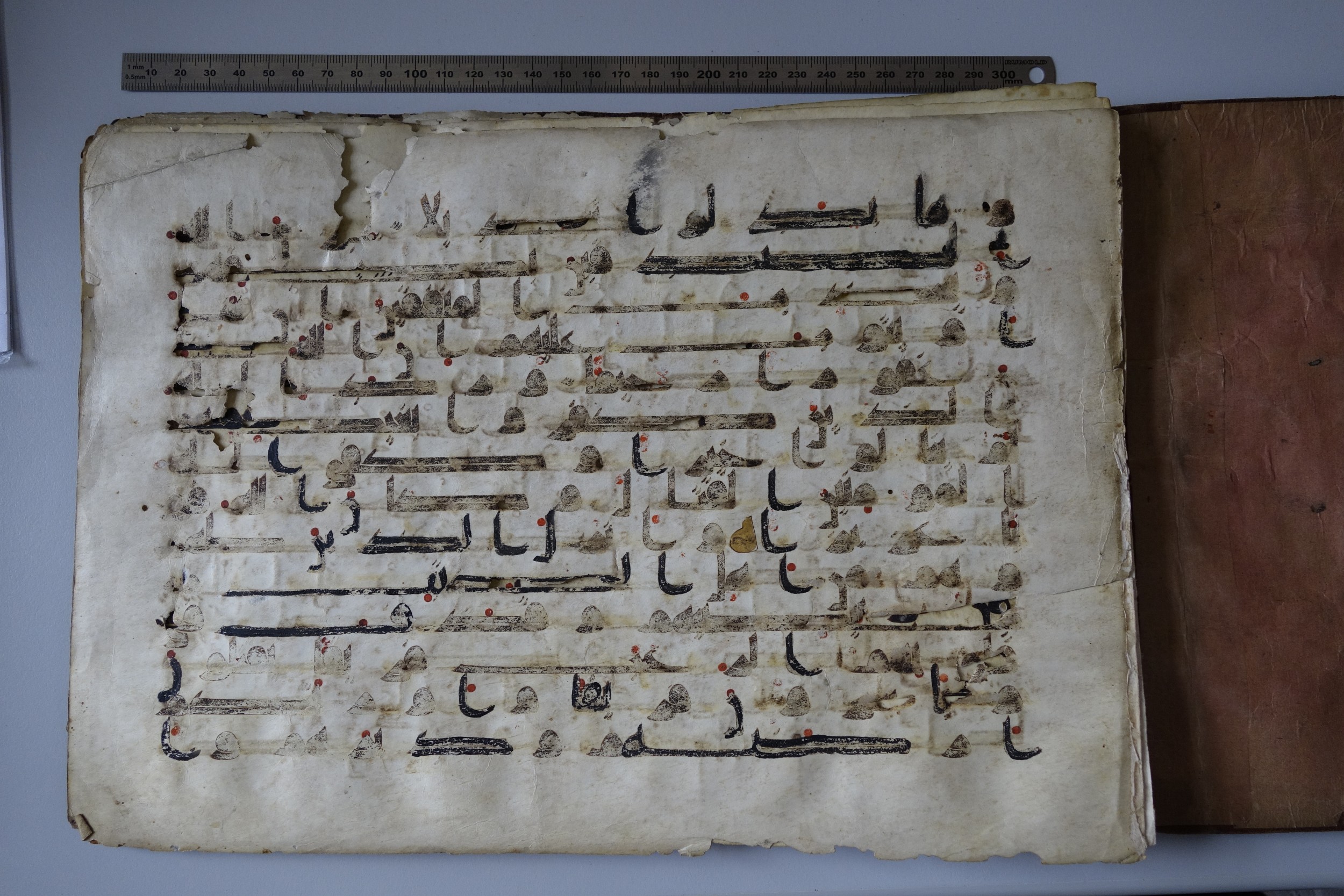 München, Bayerische Staatsbibliothek, Cod.arab. 2817 (Scan 2), in Kufic (D IV) script, showing Surah 33:23 from 8th to 9th Century AD found in Damascus, currently housed at Bayerische Staatsbibliothek, München