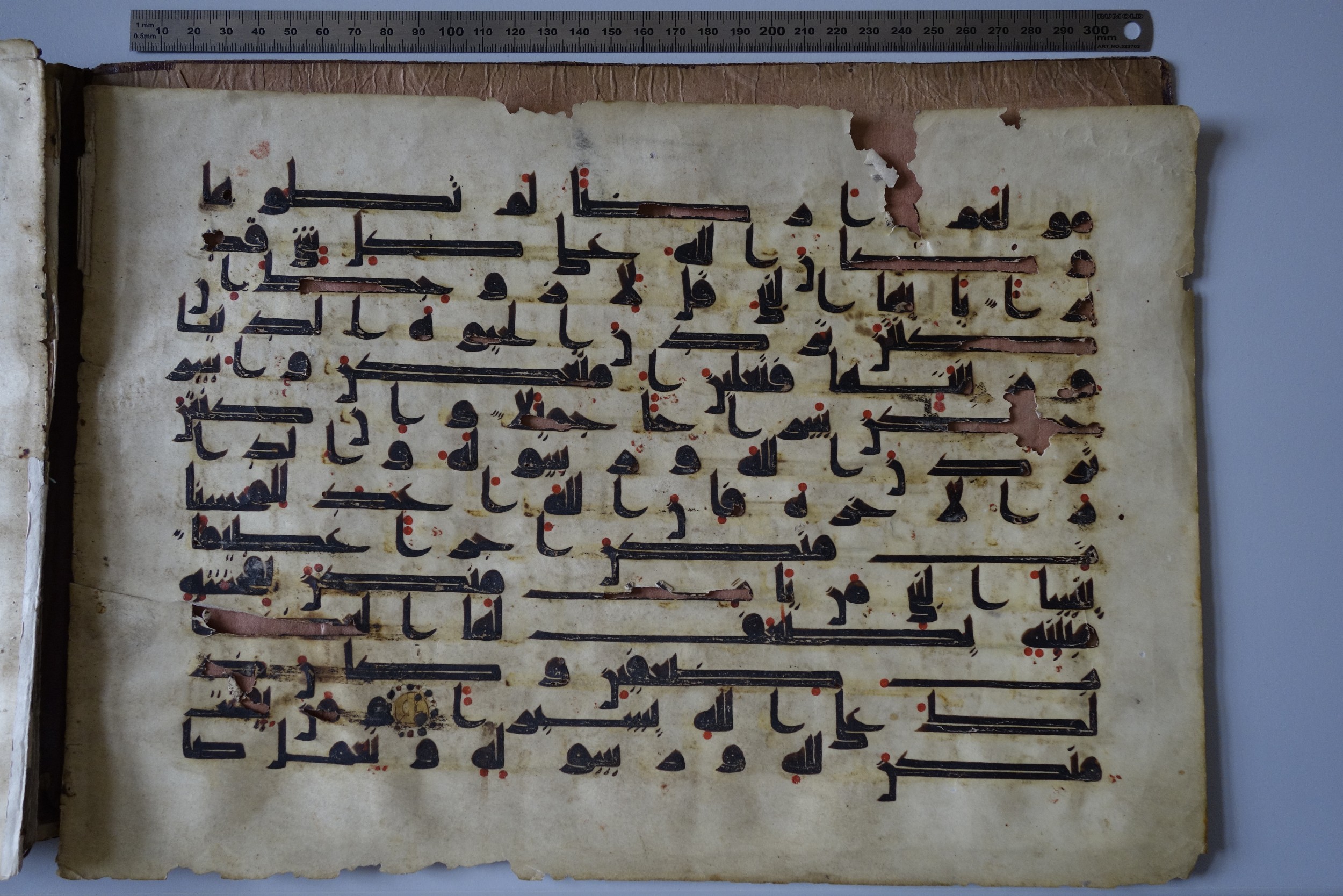München, Bayerische Staatsbibliothek, Cod.arab. 2817, in Kufic (D IV) script, showing Surah 33:29 from 8th to 9th Century AD found in Damascus, currently housed at Bayerische Staatsbibliothek, München