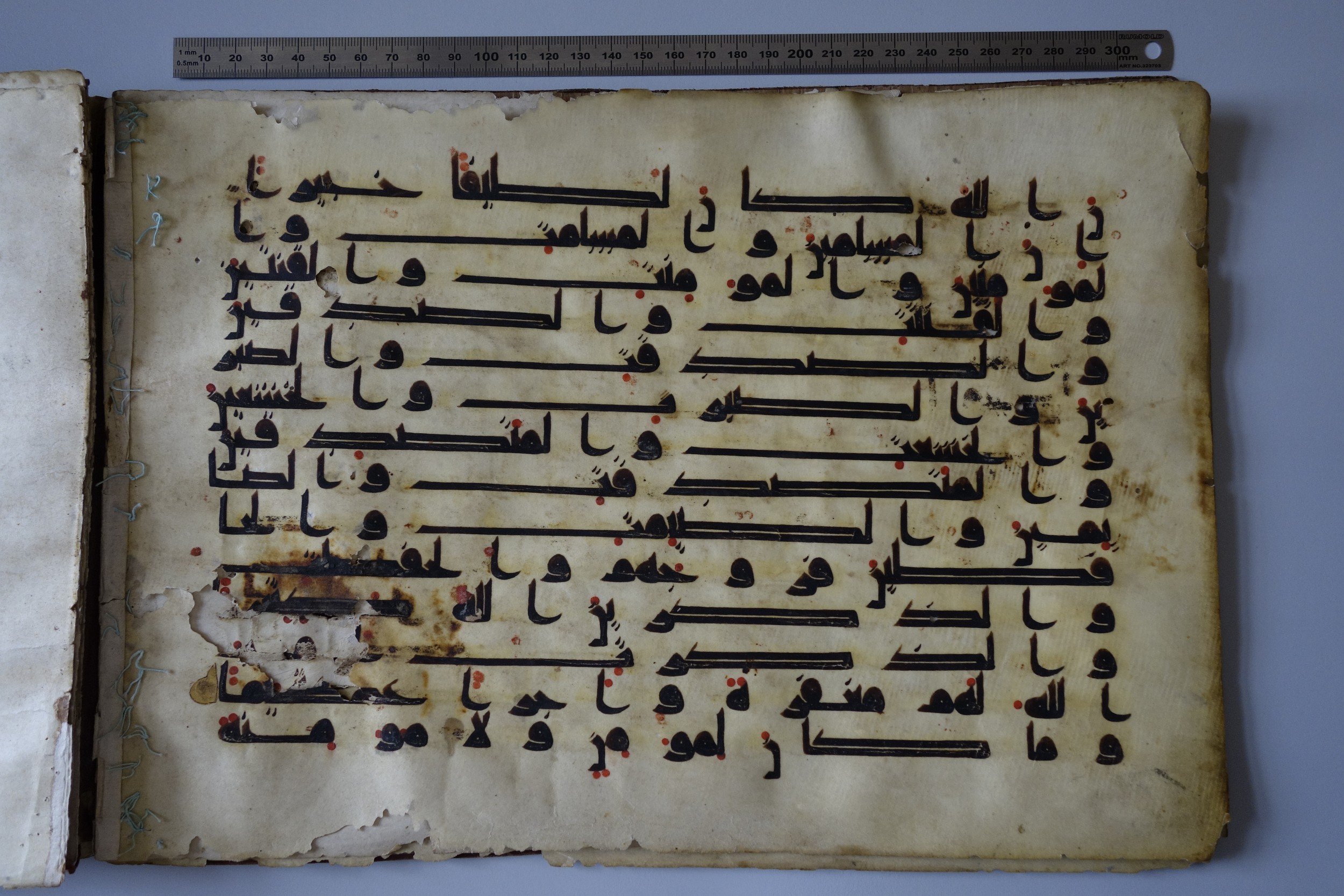 München, Bayerische Staatsbibliothek, Cod.arab. 2817 (Scan 2), in Kufic (D IV) script, showing Surah 33:34 from 8th to 9th Century AD found in Damascus, currently housed at Bayerische Staatsbibliothek, München