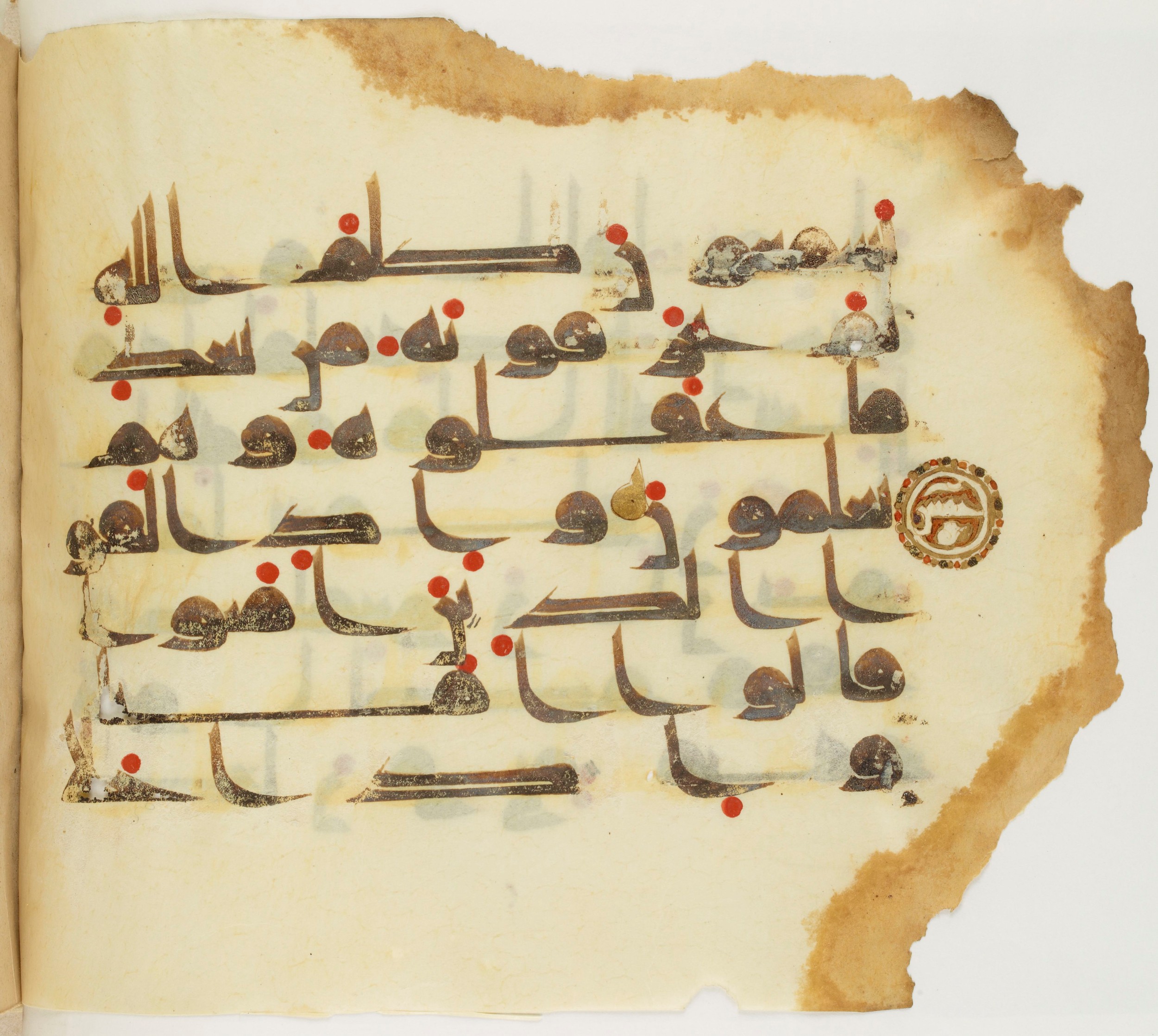 Paris, Bibliothèque nationale de France, Arabe 325 (j) (Scan 1), in Kūfī D.III script, showing Surah 2:76 from Mid 8th to Late 9th Century AD found in Fustat (Old Cairo), Egypt, currently housed at Bibliothèque nationale de France, Paris