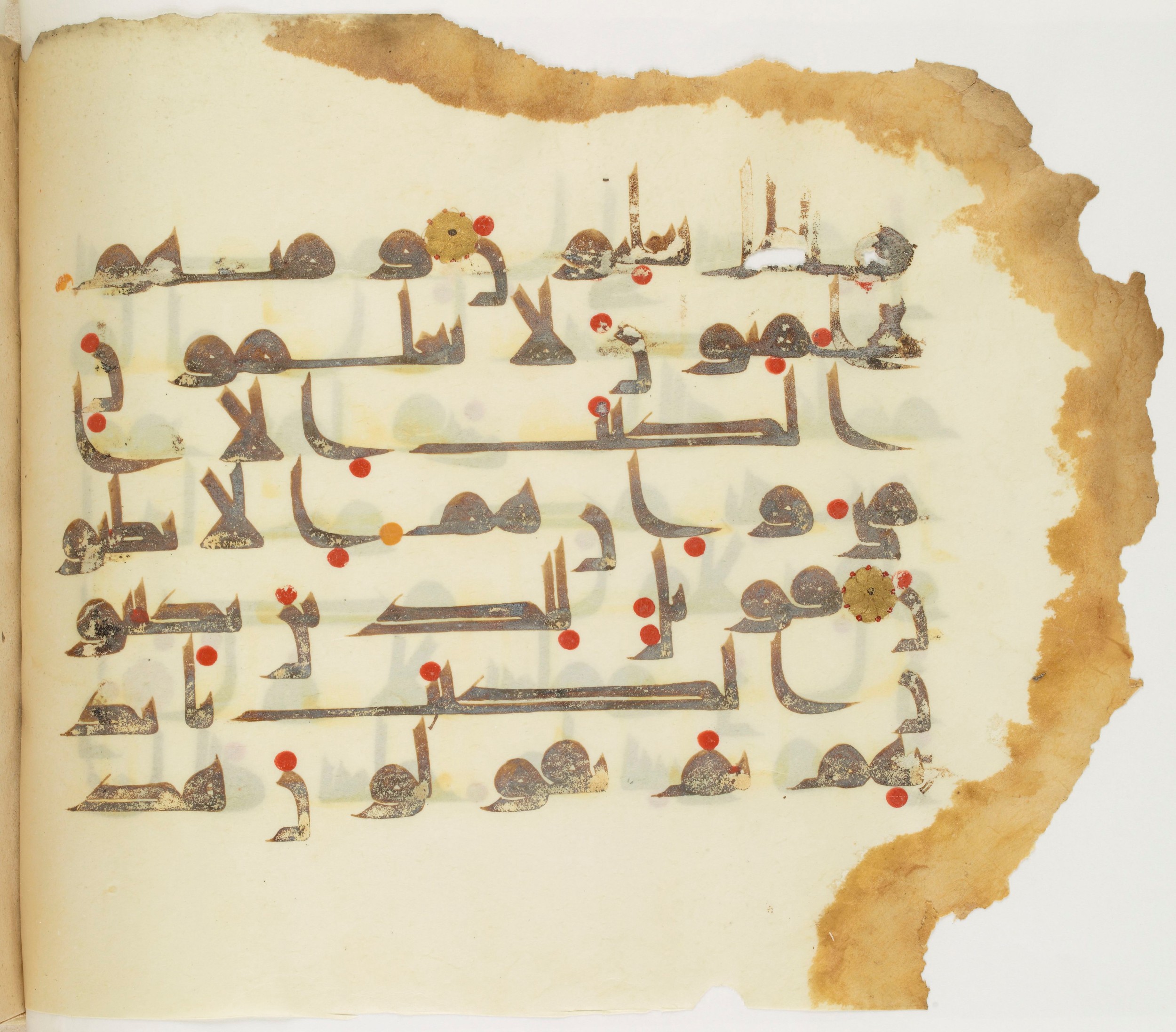 Paris, Bibliothèque nationale de France, Arabe 325 (j) (Scan 1), in Kūfī D.III script, showing Surah 2:79 from Mid 8th to Late 9th Century AD found in Fustat (Old Cairo), Egypt, currently housed at Bibliothèque nationale de France, Paris