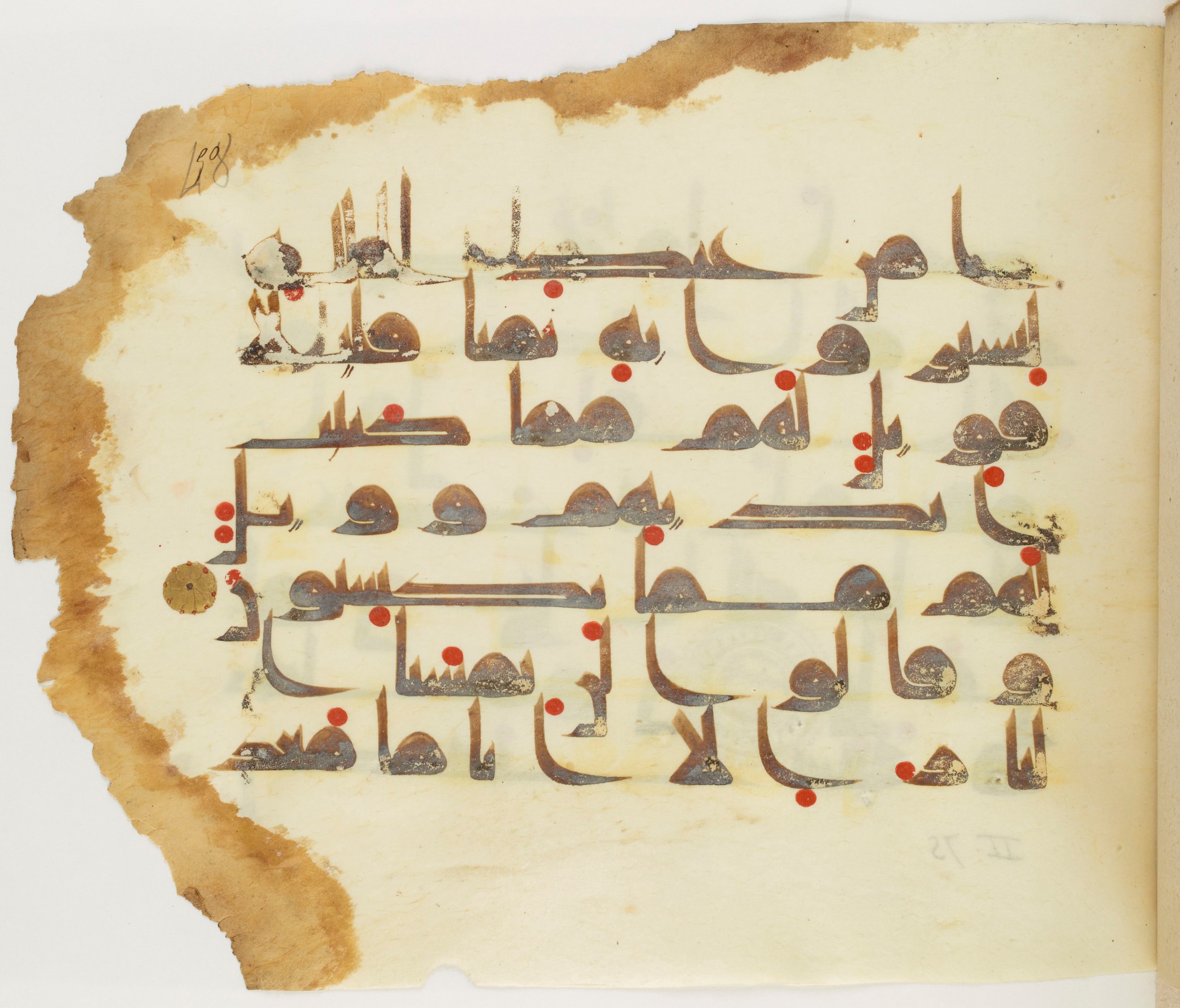 Paris, Bibliothèque nationale de France, Arabe 325 (j) (Scan 2), in Kūfī D.III script, showing Surah 2:79 from Mid 8th to Late 9th Century AD found in Fustat (Old Cairo), Egypt, currently housed at Bibliothèque nationale de France, Paris