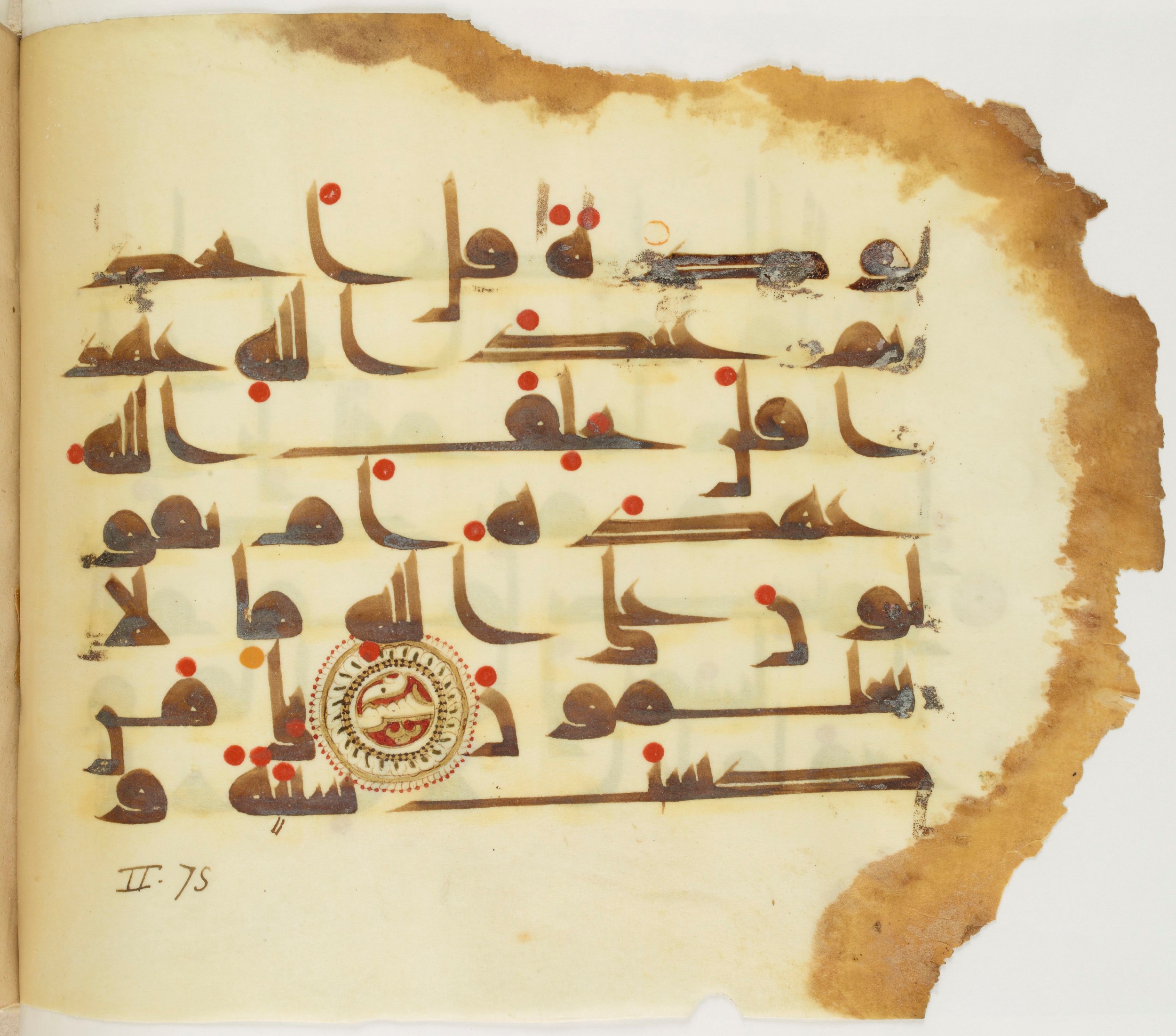Paris, Bibliothèque nationale de France, Arabe 325 (j) (Scan 2), in Kūfī D.III script, showing Surah 2:80 from Mid 8th to Late 9th Century AD found in Fustat (Old Cairo), Egypt, currently housed at Bibliothèque nationale de France, Paris