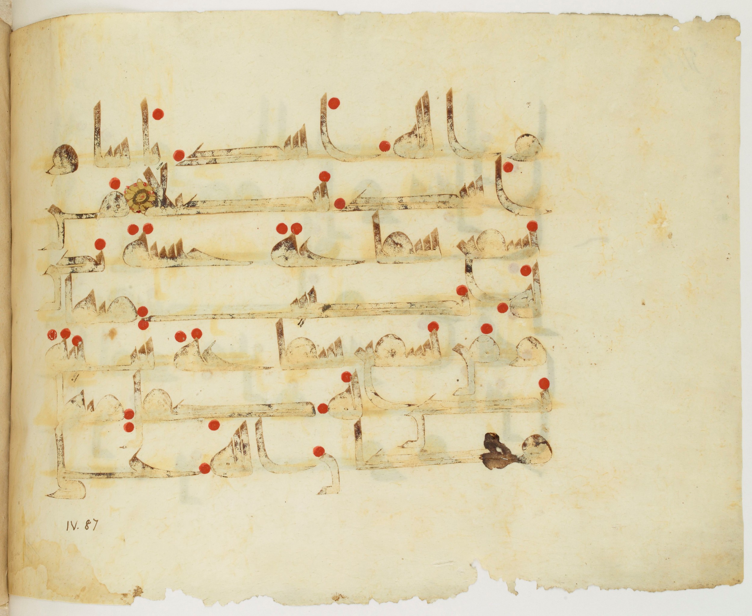 Paris, Bibliothèque nationale de France, Arabe 325 (j), in Kūfī D.III script, showing Surah 4:85 from Mid 8th to Late 9th Century AD found in Fustat (Old Cairo), Egypt, currently housed at Bibliothèque nationale de France, Paris