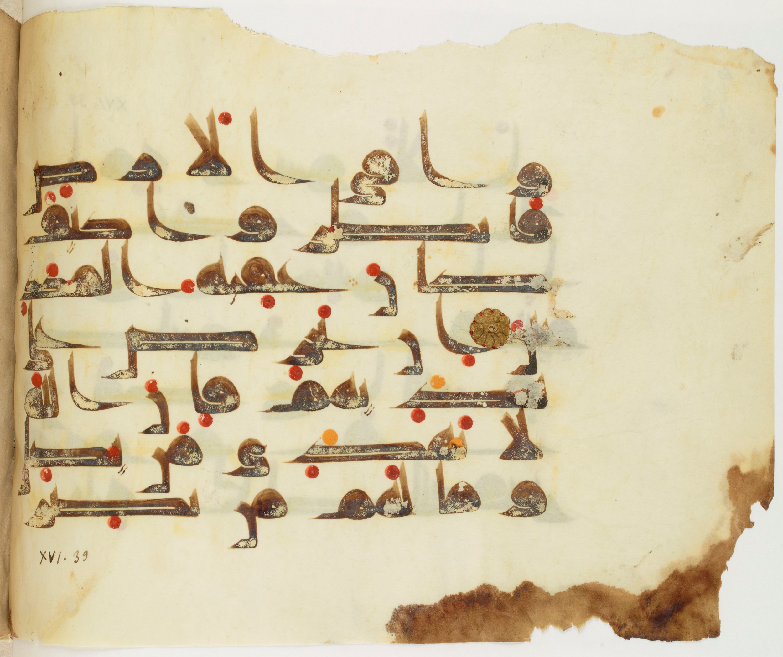 Paris, Bibliothèque nationale de France, Arabe 325 (j) (Scan 2), in Kūfī D.III script, showing Surah 16:36 from Mid 8th to Late 9th Century AD found in Fustat (Old Cairo), Egypt, currently housed at Bibliothèque nationale de France, Paris