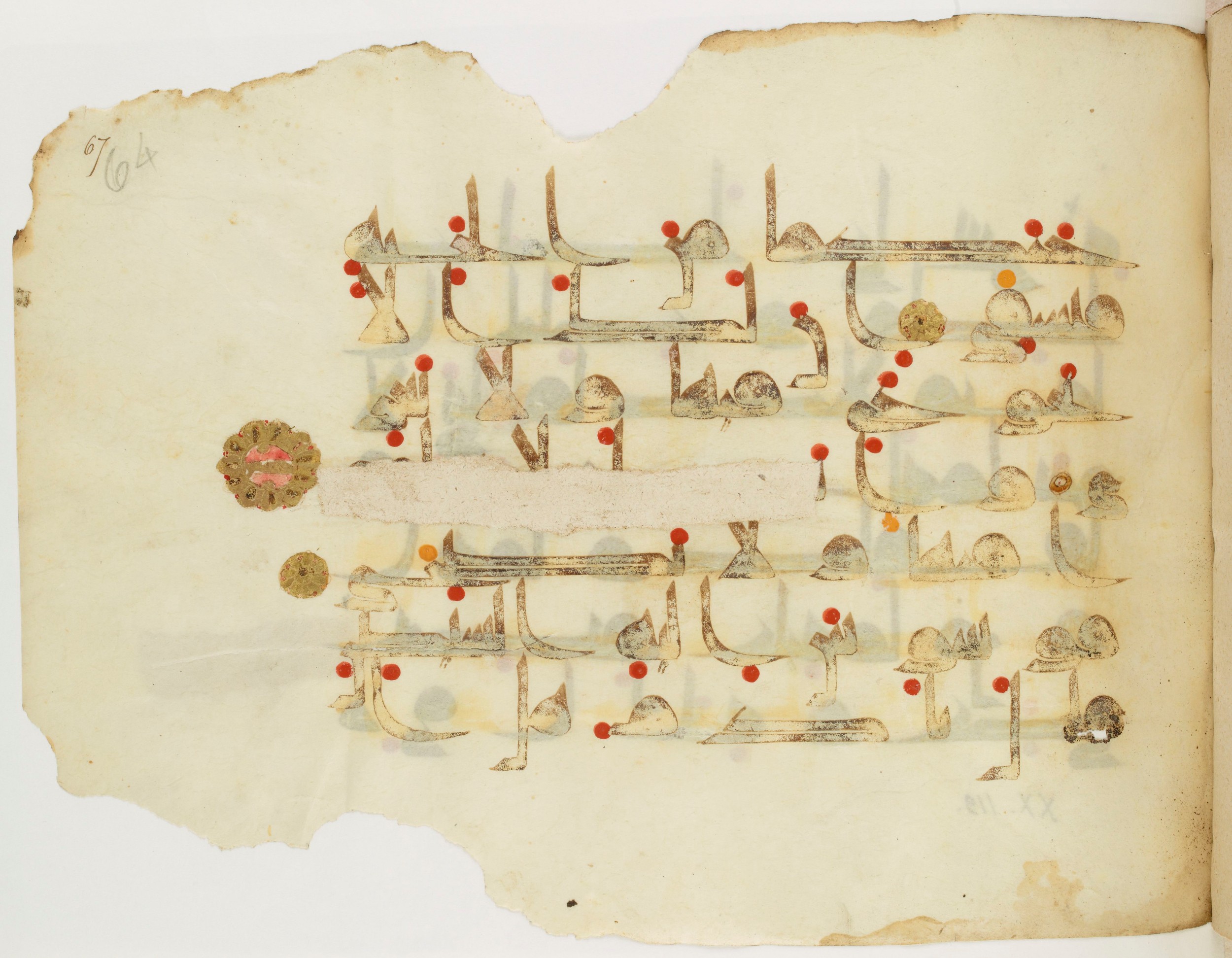 Paris, Bibliothèque nationale de France, Arabe 325 (j) (Scan 2), in Kūfī D.III script, showing Surah 20:117 from Mid 8th to Late 9th Century AD found in Fustat (Old Cairo), Egypt, currently housed at Bibliothèque nationale de France, Paris