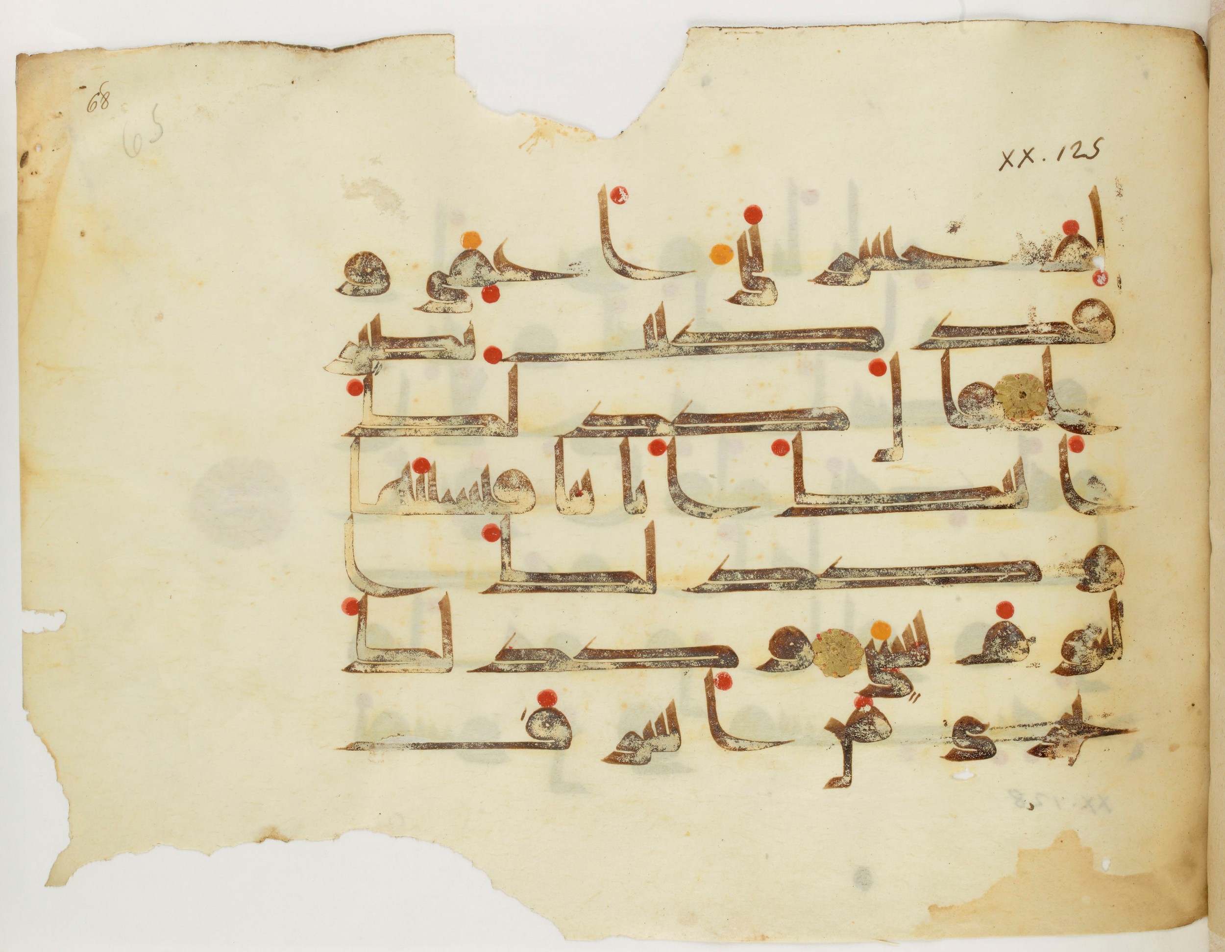 Paris, Bibliothèque nationale de France, Arabe 325 (j), in Kūfī D.III script, showing Surah 20:125 from Mid 8th to Late 9th Century AD found in Fustat (Old Cairo), Egypt, currently housed at Bibliothèque nationale de France, Paris